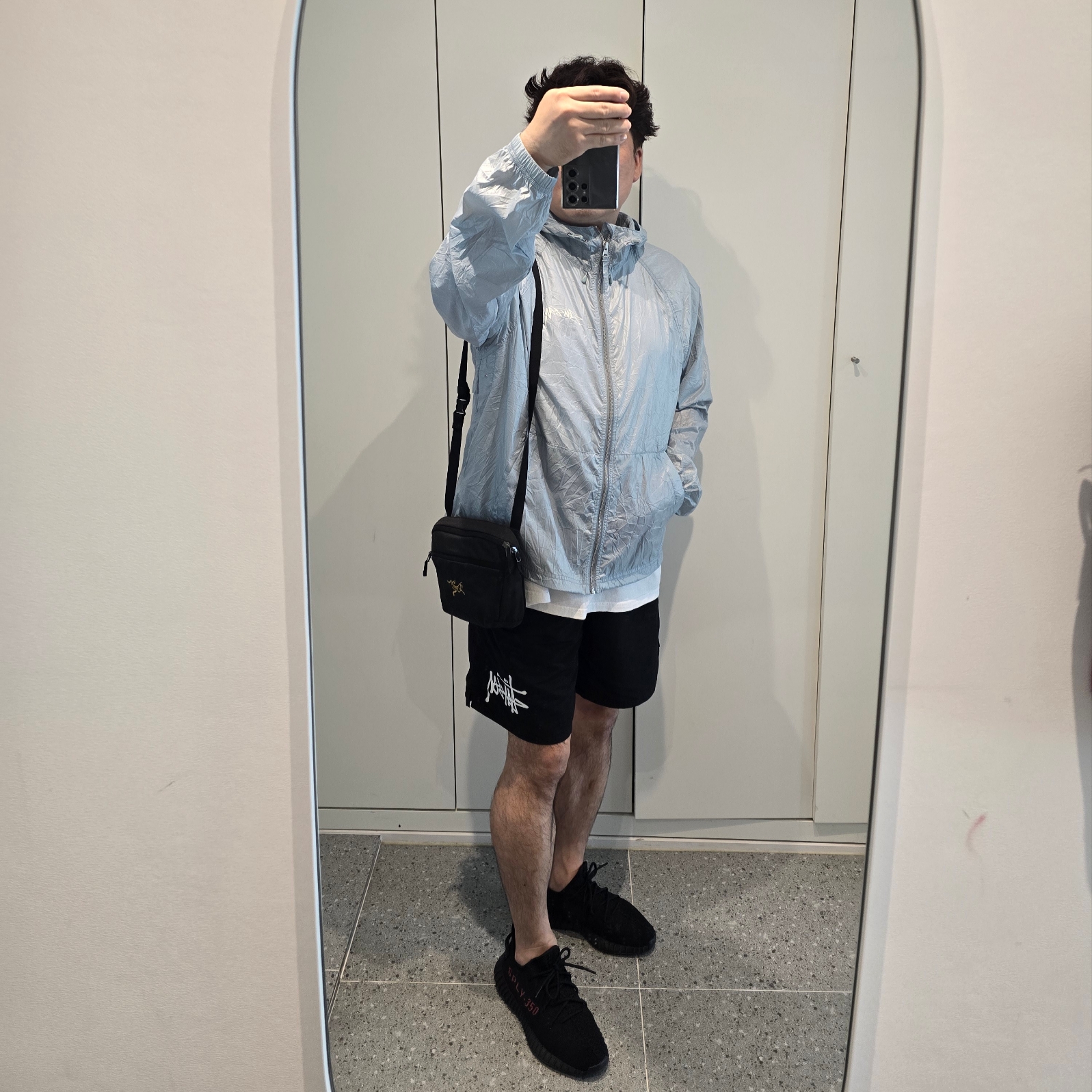 Adidas Yeezy Boost 350 V2 Black Red 2020, Stussy Basic Stussy T-Shirt White 2023 착용 스타일 - 4