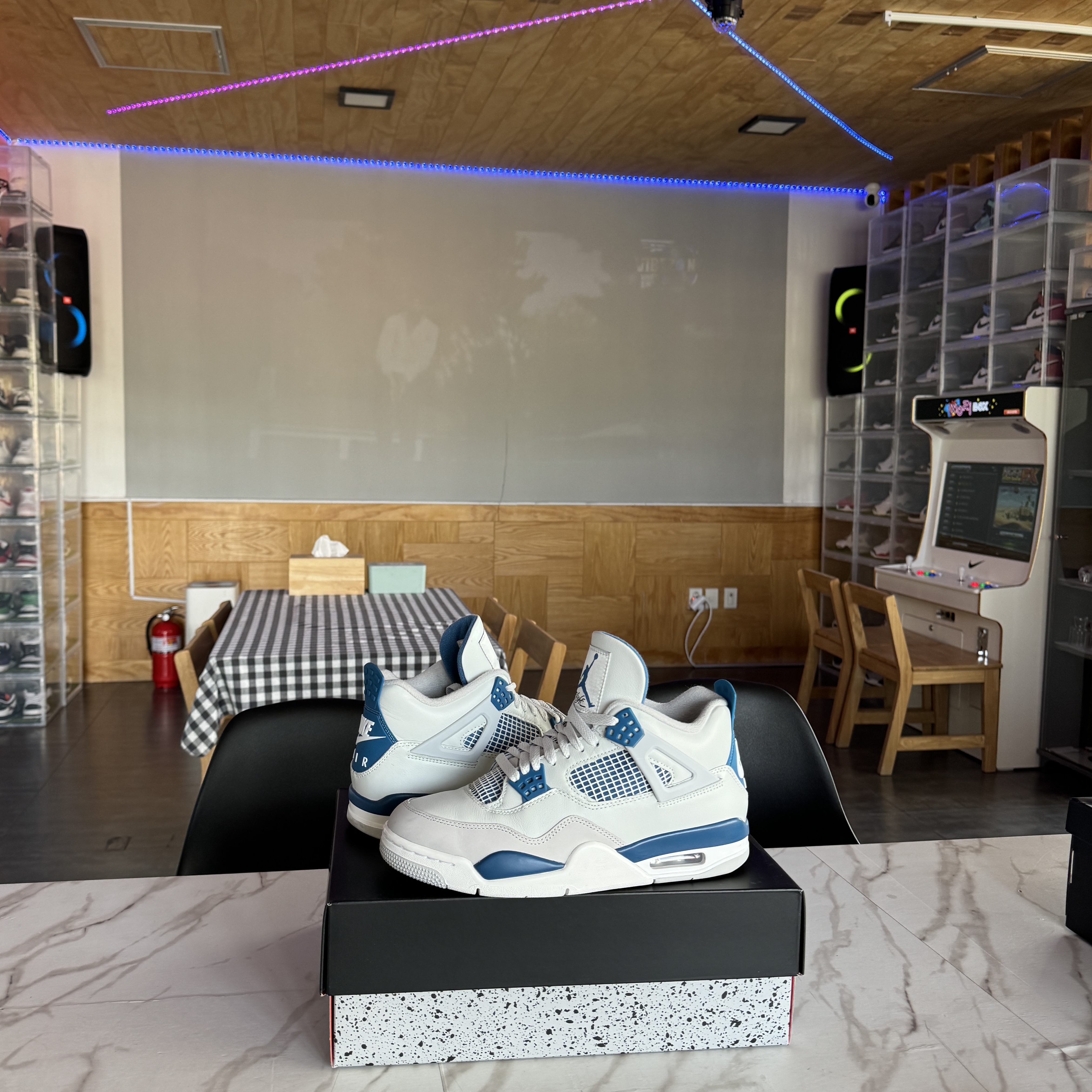 Jordan 4 Retro Industrial Blue 착용 스타일