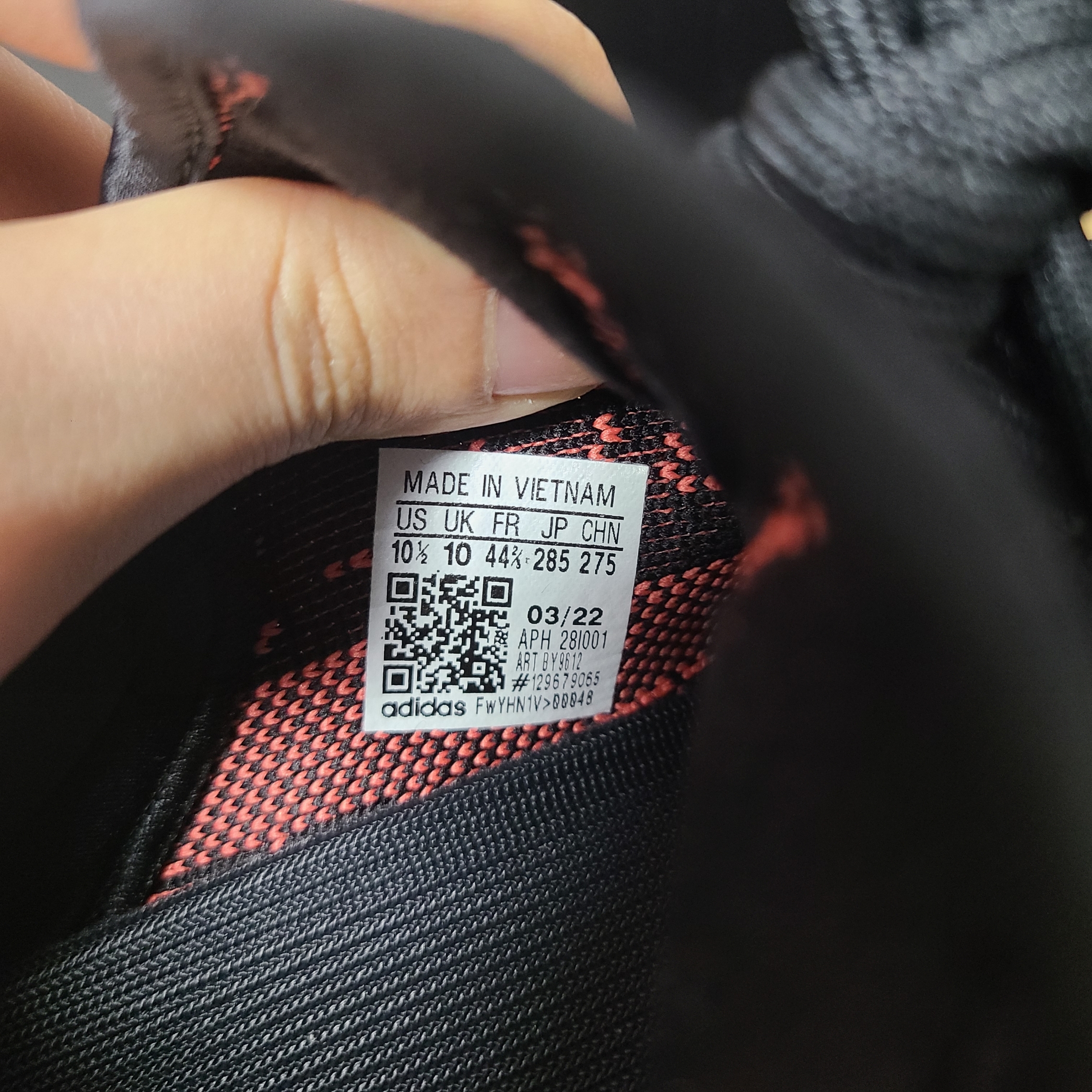Adidas Yeezy Boost 350 V2 Core Black Red 2022/2023 착용 스타일 - 5