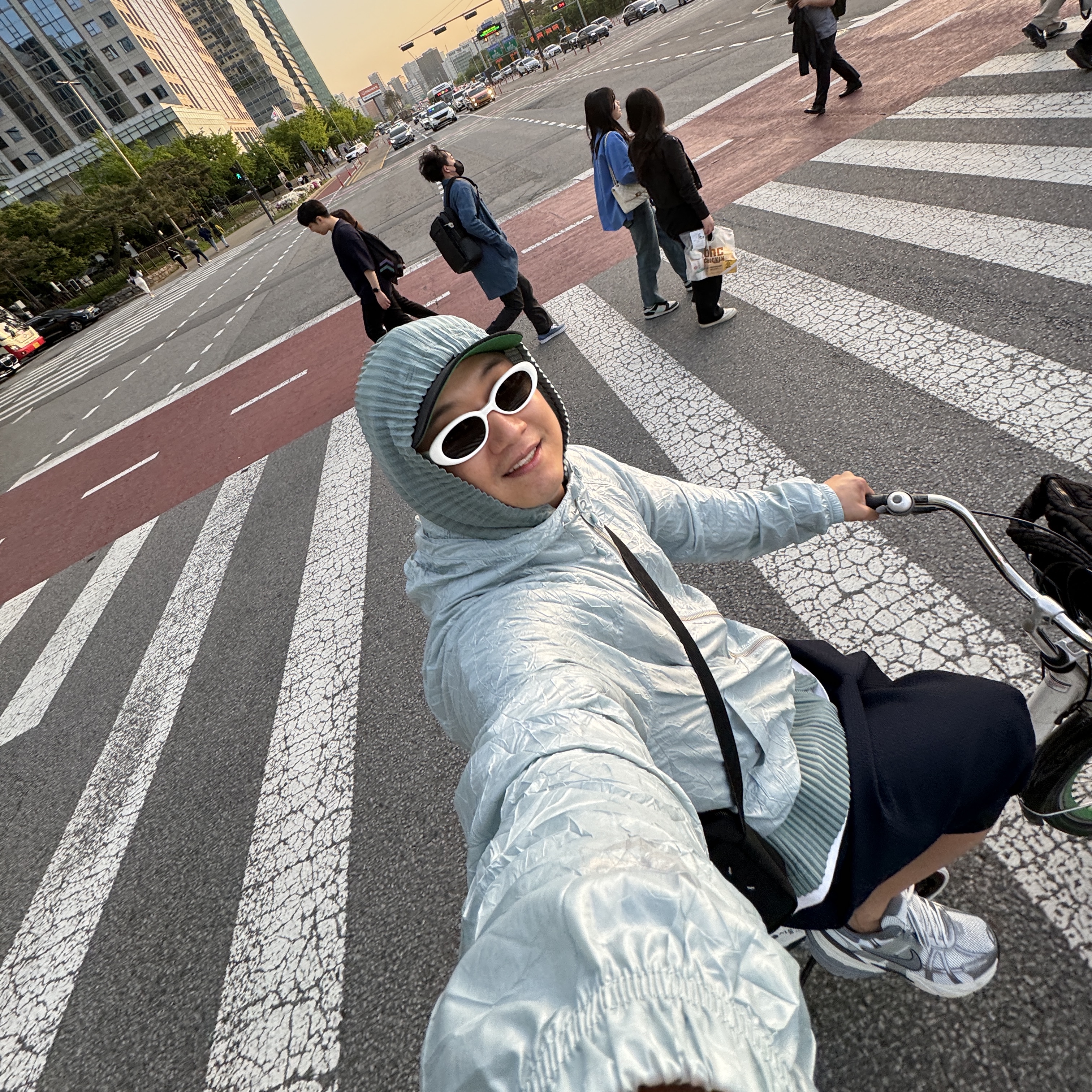 Nike V2K Run Pure Platinum Wolf Grey, Stussy Beach Shell Wrinkled Nylon Jacket Slate 착용 스타일 - 6