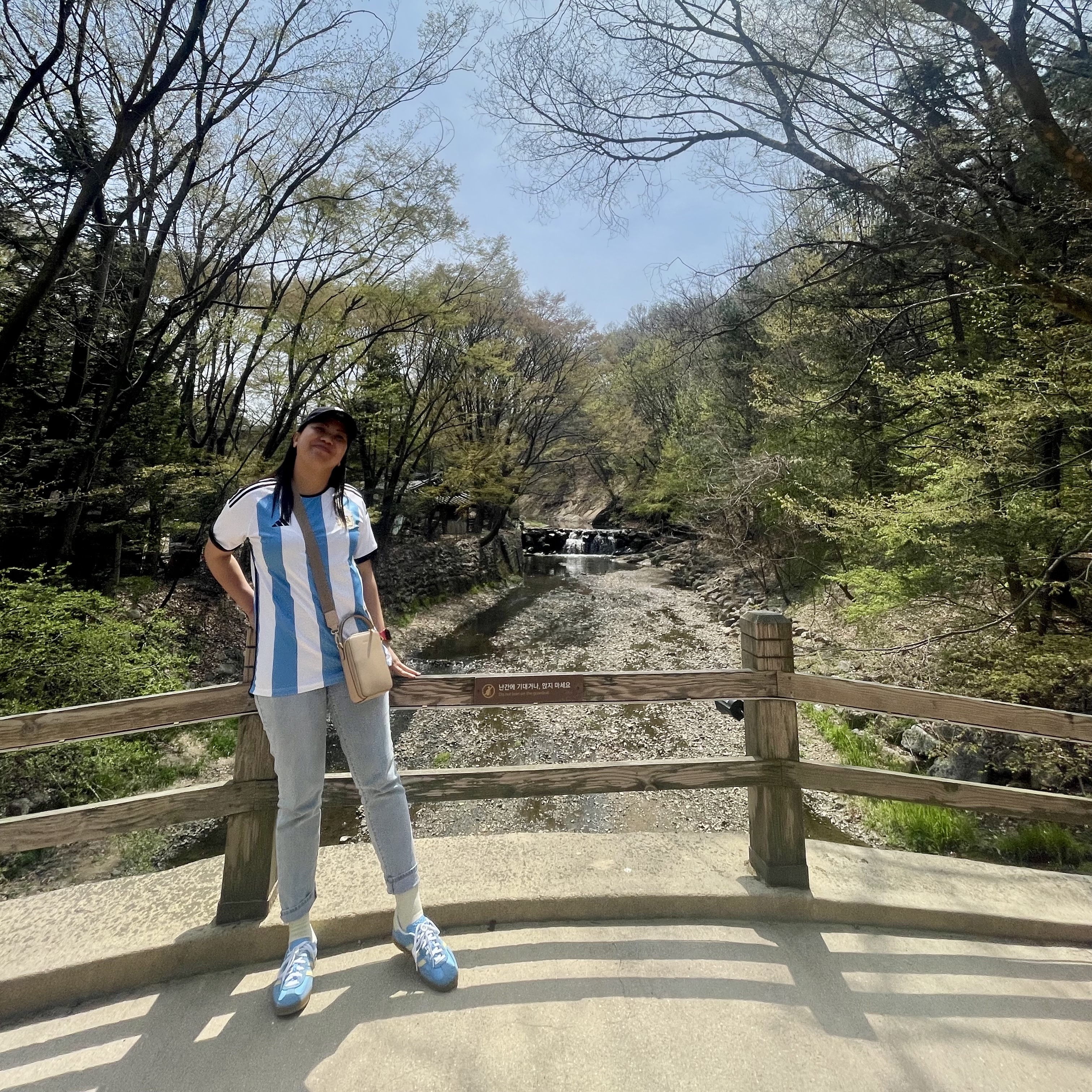 (W) Adidas Gazelle Indoor Semi Blue Burst Almost Yellow, Adidas Argentina Home Authentic Jersey 2022 White Light Blue - US Sizing (Non Marking Ver.) 착용 스타일 - 4