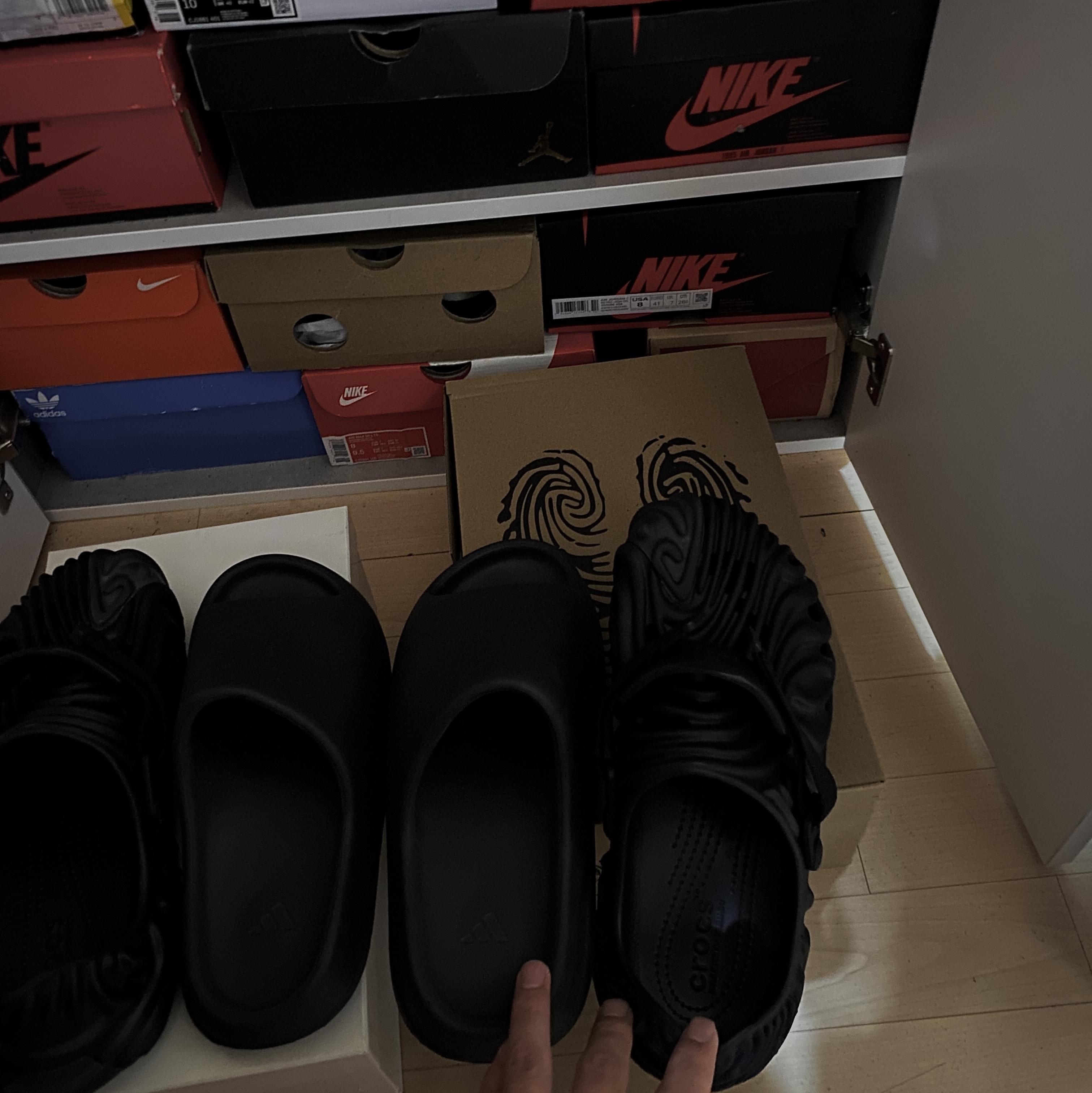 Crocs x Salehe Bembury Pollex Clog Sasquatch, Adidas Yeezy Slide Onyx 착용 스타일