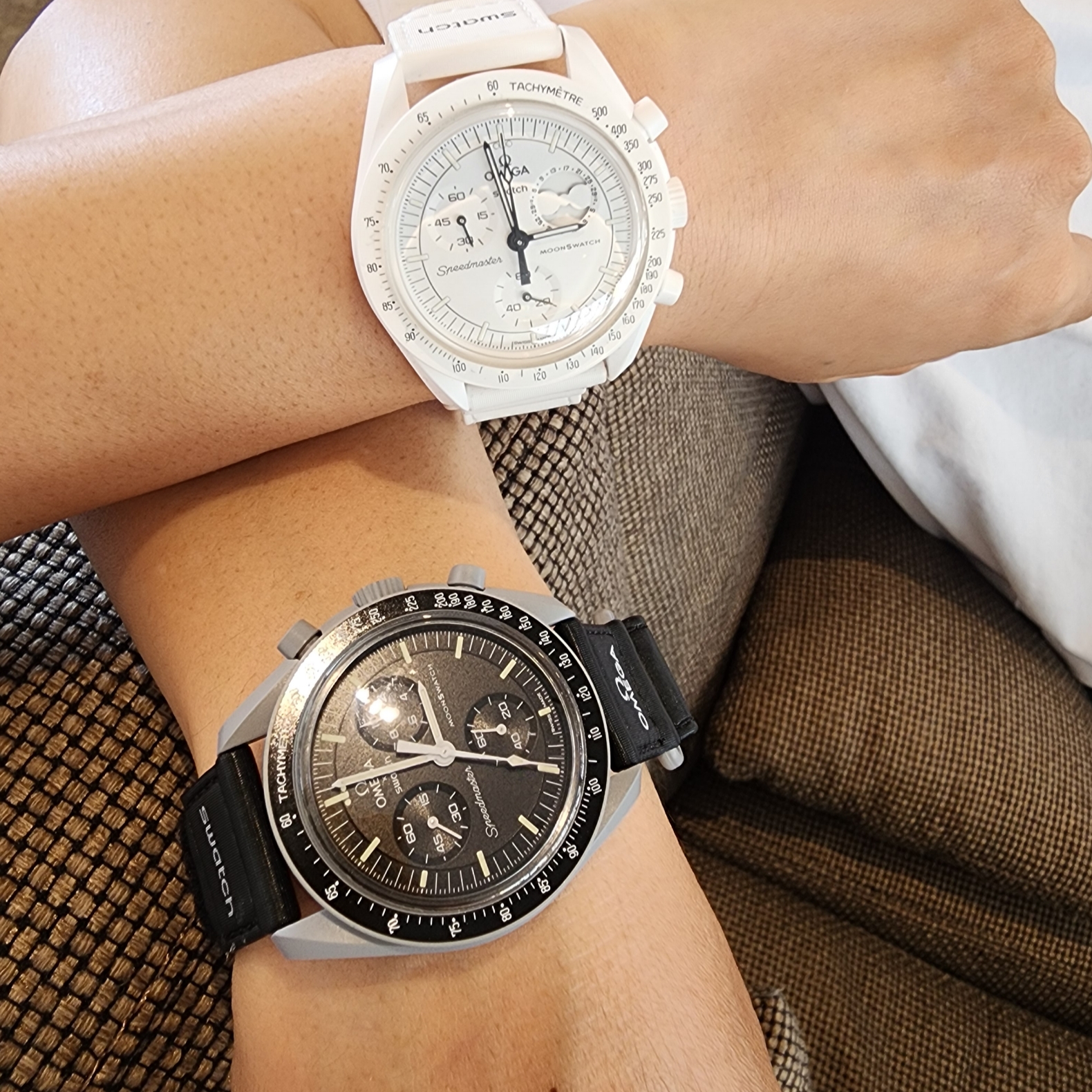 Swatch x Omega Bioceramic MoonSwatch Mission To The Moon, Swatch x Omega x Snoopy Bioceramic Moonswatch Mission To The Moonphase Full Moon 착용 스타일