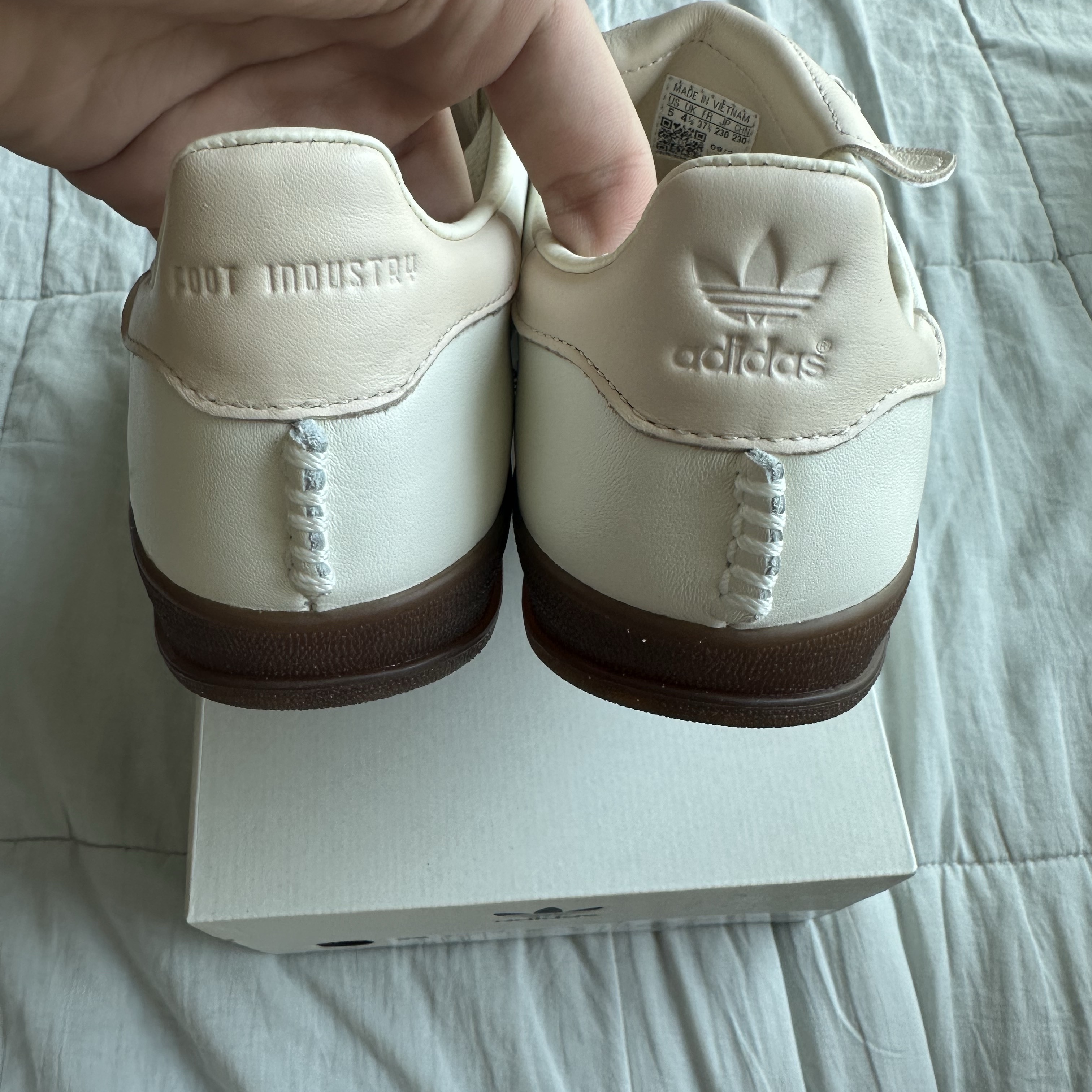 Adidas x Foot Industry Gazelle Indoor Off White Sand Strata 착용 스타일 - 3