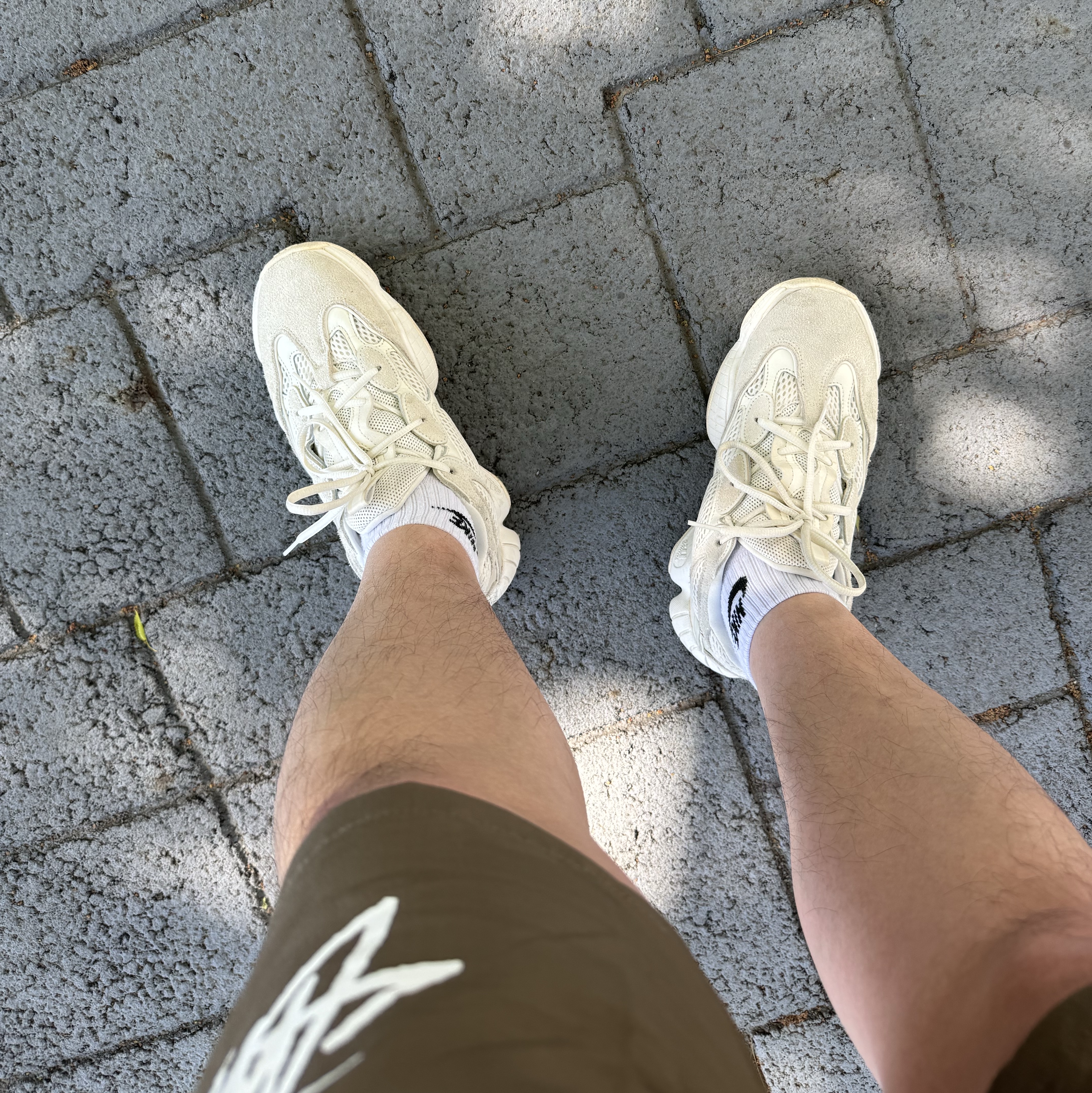 Adidas Yeezy 500 Bone White, Stussy Big Basic Water Shorts Brown 착용 스타일