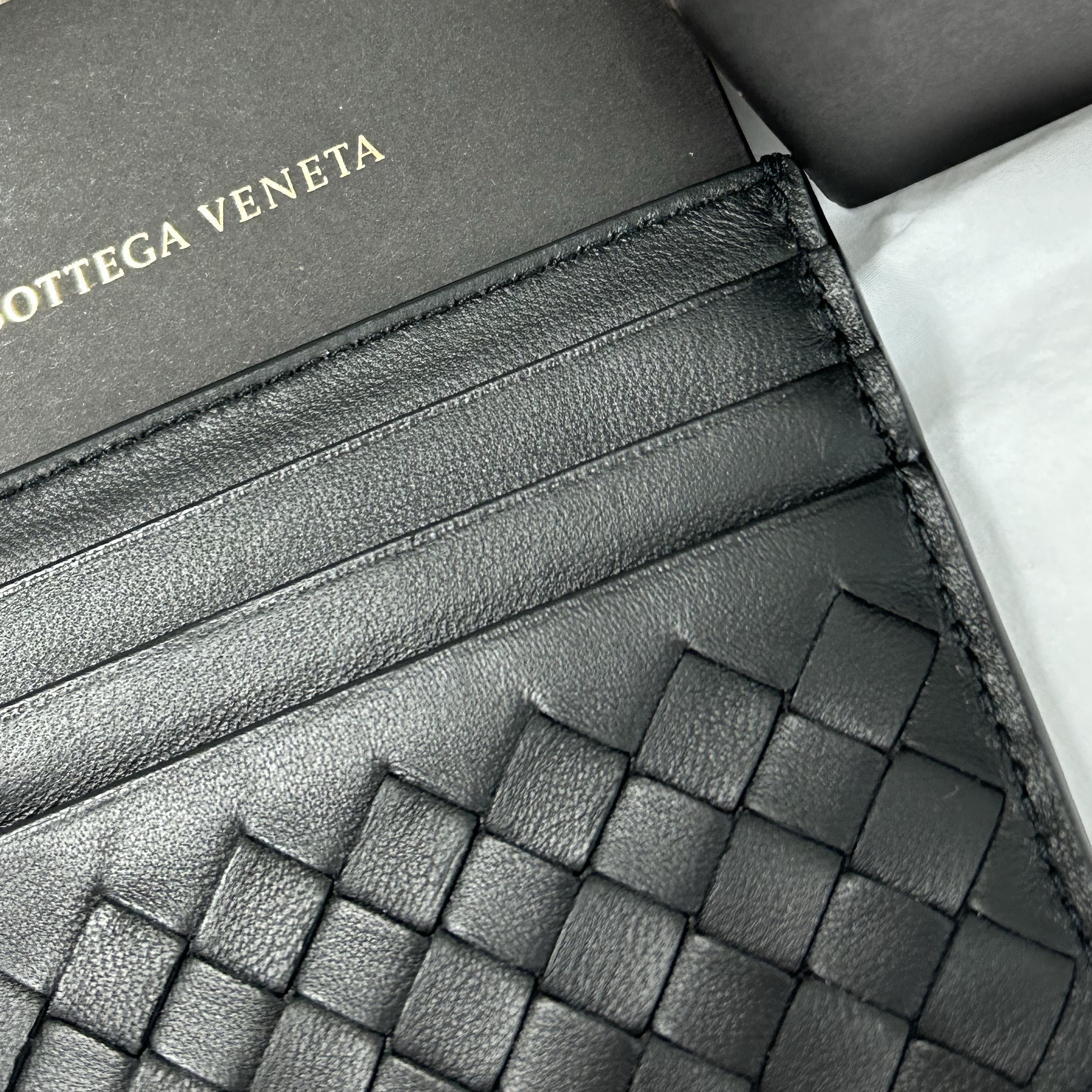 Bottega Veneta Credit Card Case Black 착용 스타일 - 4
