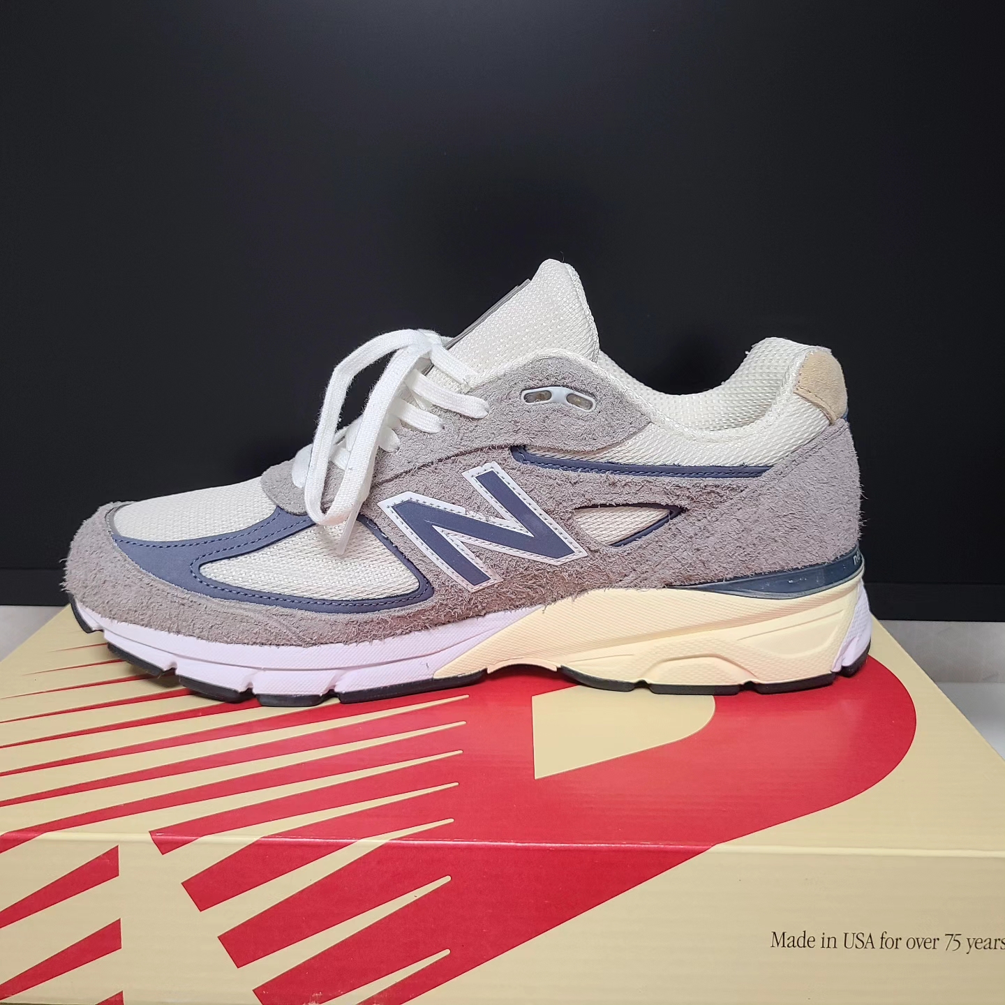 New Balance 990v4 Made in USA Gray Suede 착용 스타일 - 4