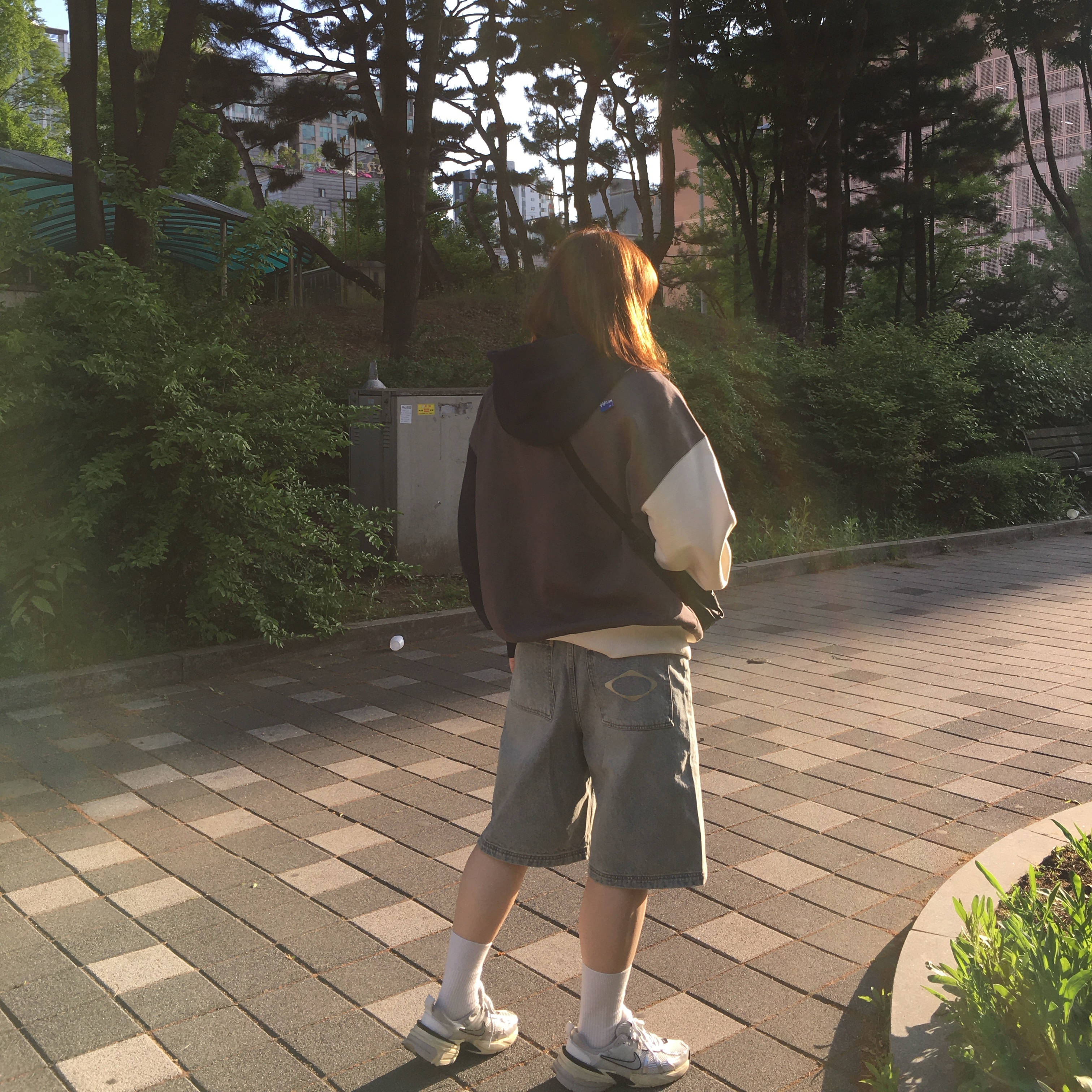 Nike V2K Run Summit White Metallic Silver, Ader Error Sig; TRS Tag Hoodie Zip-Up 02 Charcoal 착용 스타일 - 1
