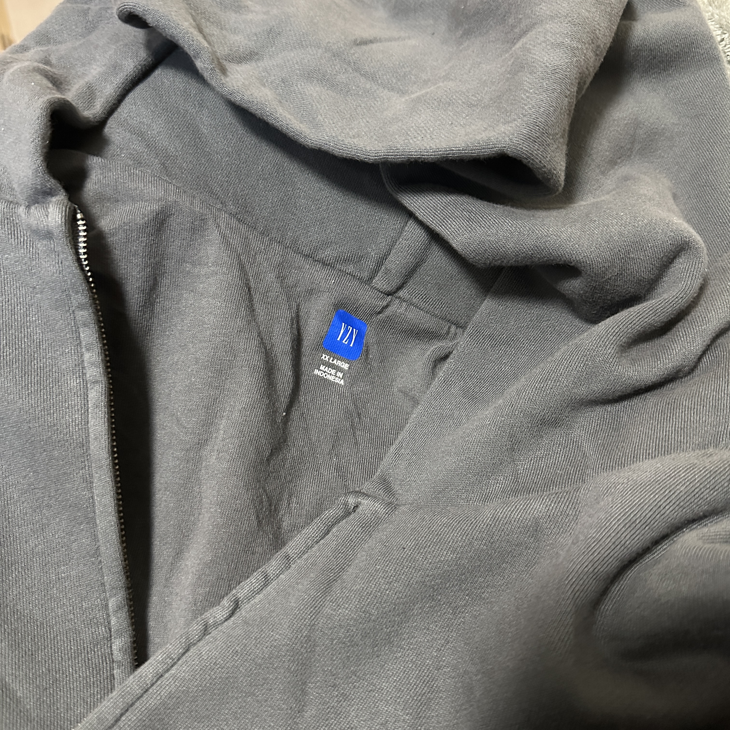 Yeezy YZY Zip-Up Hoodie Dark Grey 착용 스타일