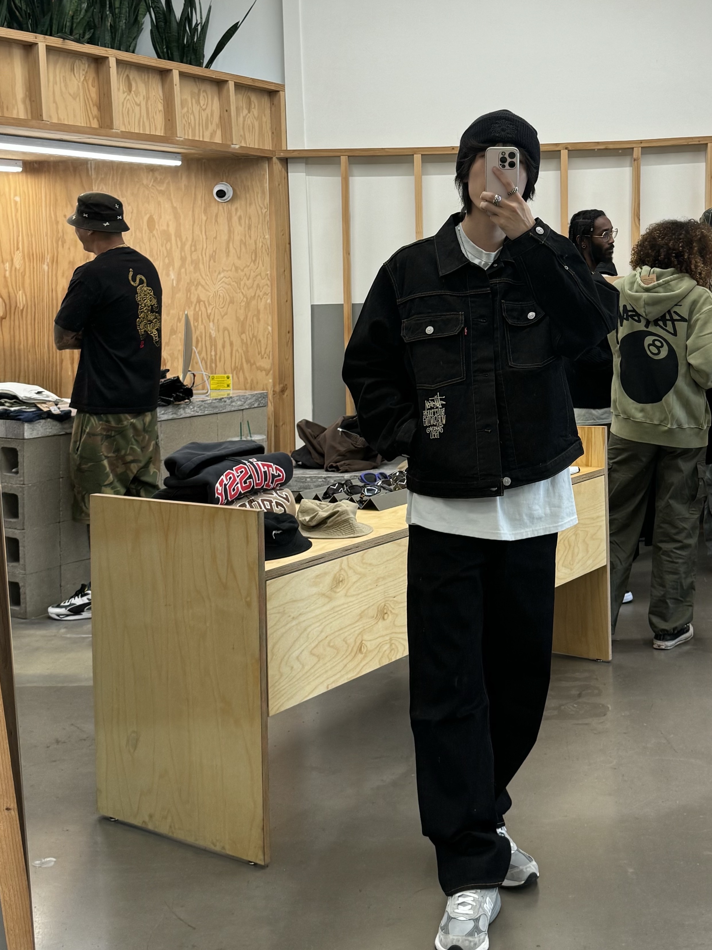 스투시 x 리바이스 크리스피 린스 트러커 자켓 블랙, 스투시 x 리바이스 크리스피 린스 568 진 블랙 착용 스타일 - 1