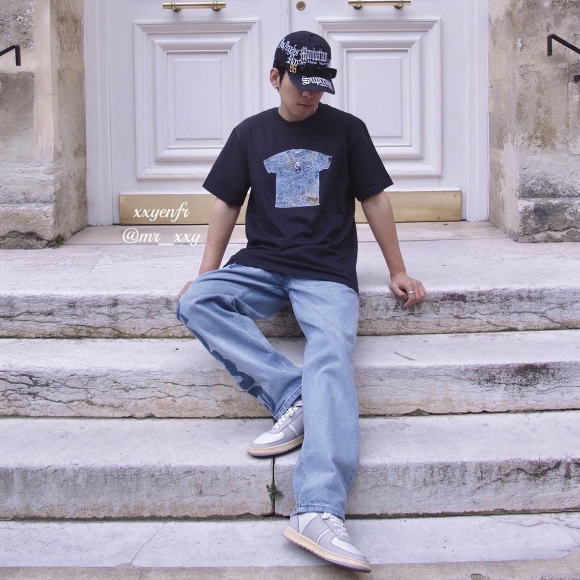 Supreme First T-Shirt Navy - 24SS, Supreme First T-Shirt Black - 24SS 착용 스타일