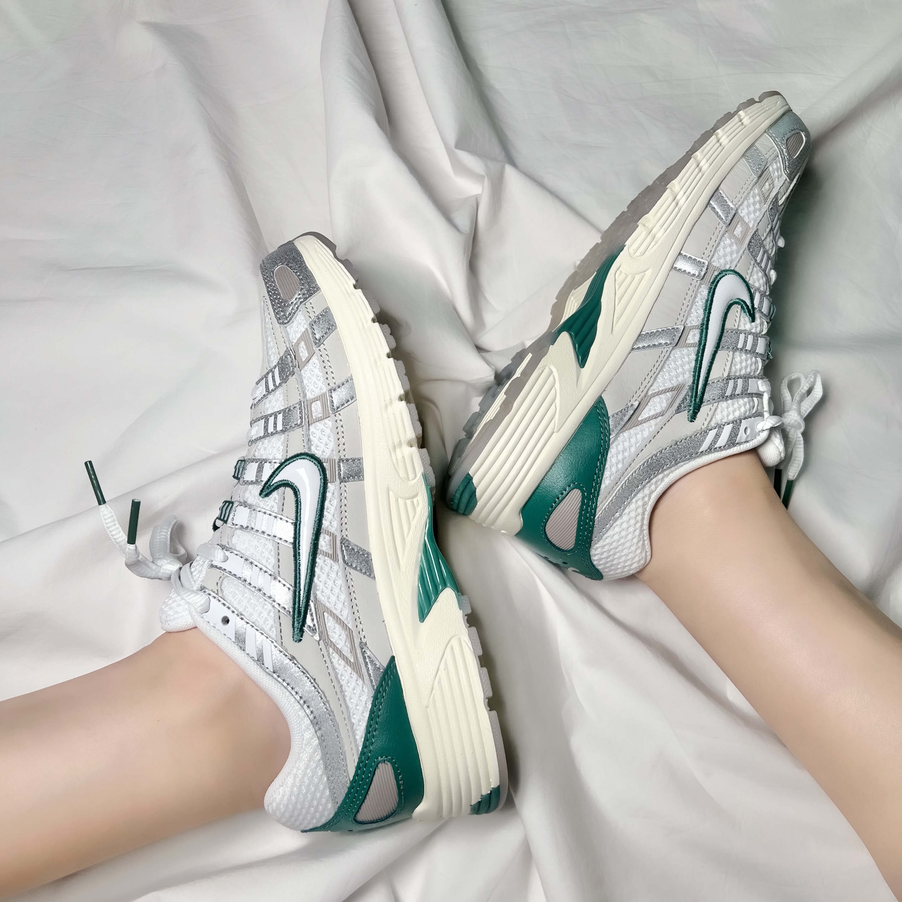 Nike P-6000 Light Bone White Metallic Silver 착용 스타일