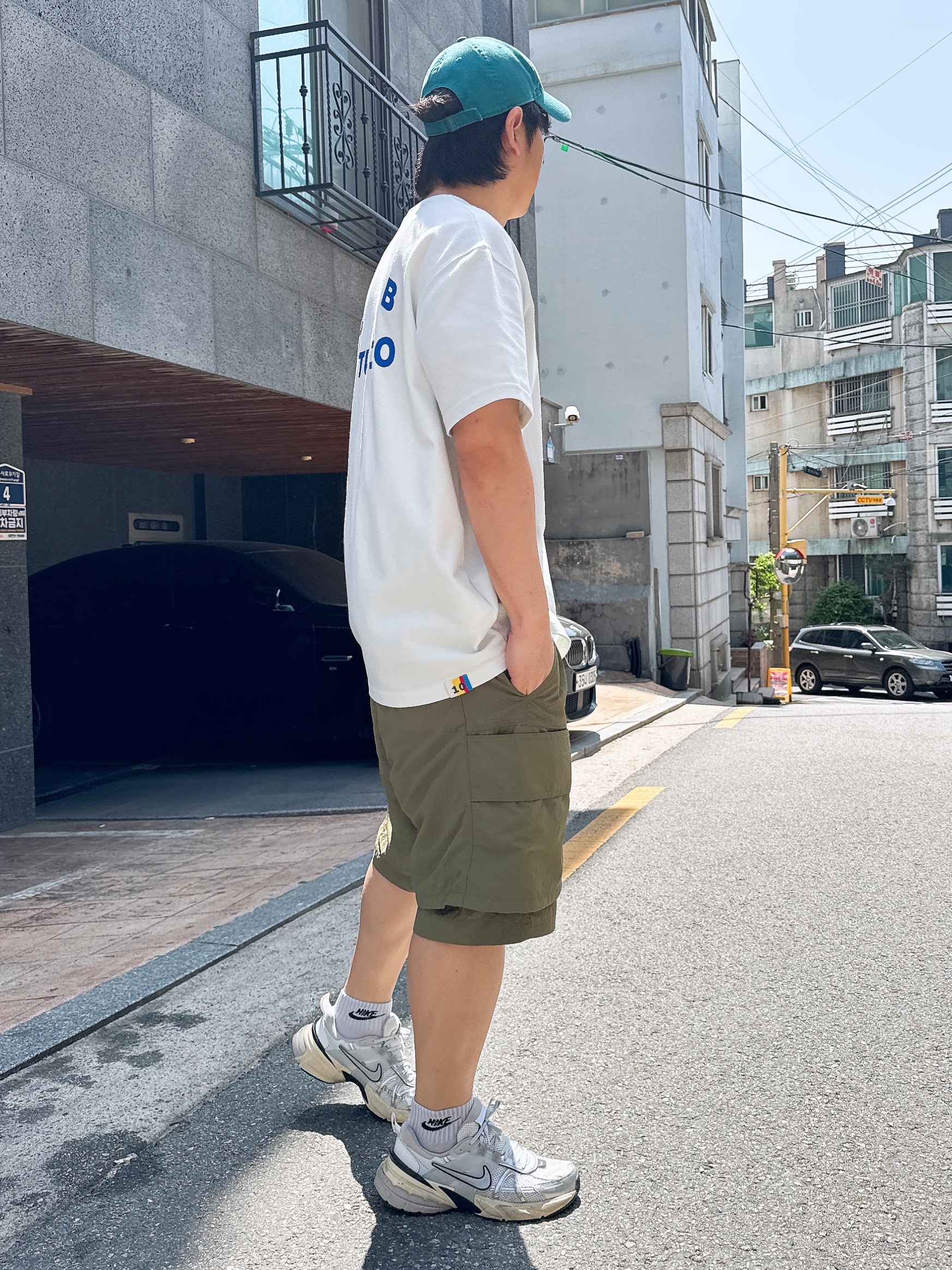 IAB Studio 10th Anniversary T-Shirt White, Nike V2K Run Summit White Metallic Silver 착용 스타일 - 1