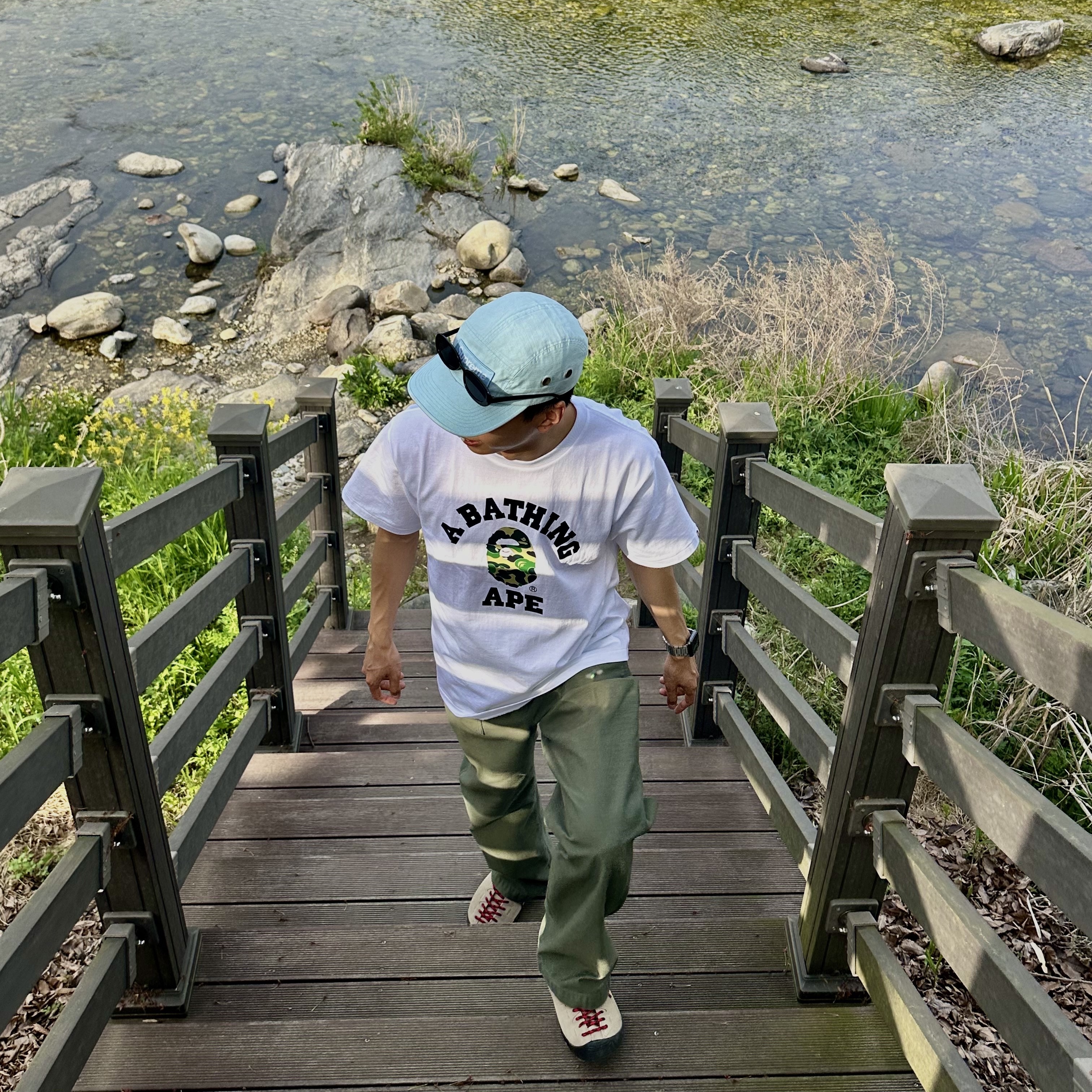 BAPE ABC Camo College T-Shirt White Green, Keen Jasper Suede Sneakers Silver Mink 착용 스타일 - 3