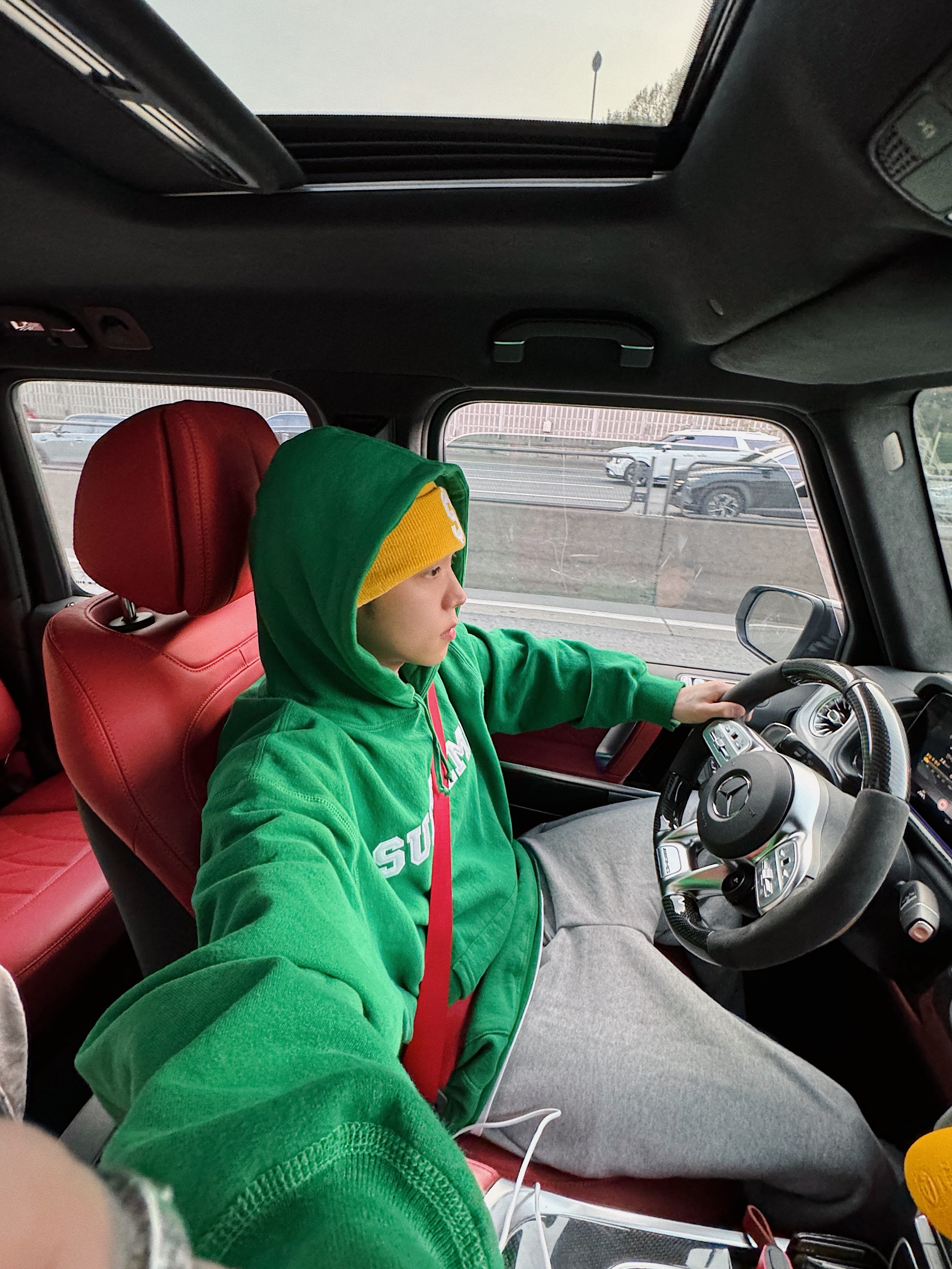 Supreme Collegiate Hooded Sweatshirt Dark Green - 24SS, Supreme New Era $ Beanie Gold - 24SS 착용 스타일 - 2