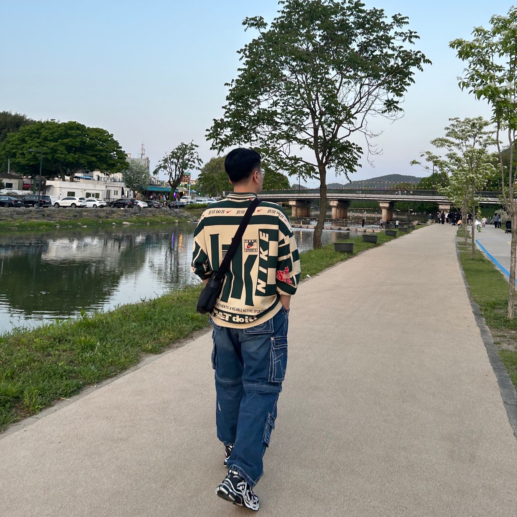 True Religion x Fetch Denim Separate Cargo Pants Indigo, Balenciaga Runner Sneakers White 착용 스타일