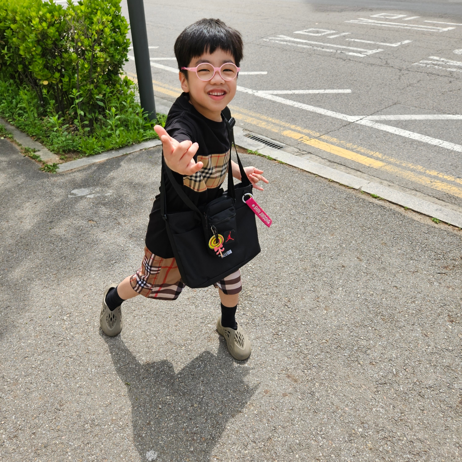 (Kids) Burberry Contrast Check Mesh Shorts Archive Beige, (Kids) Burberry Vintage Check Panel Cotton T-Shirt Black 착용 스타일 - 3