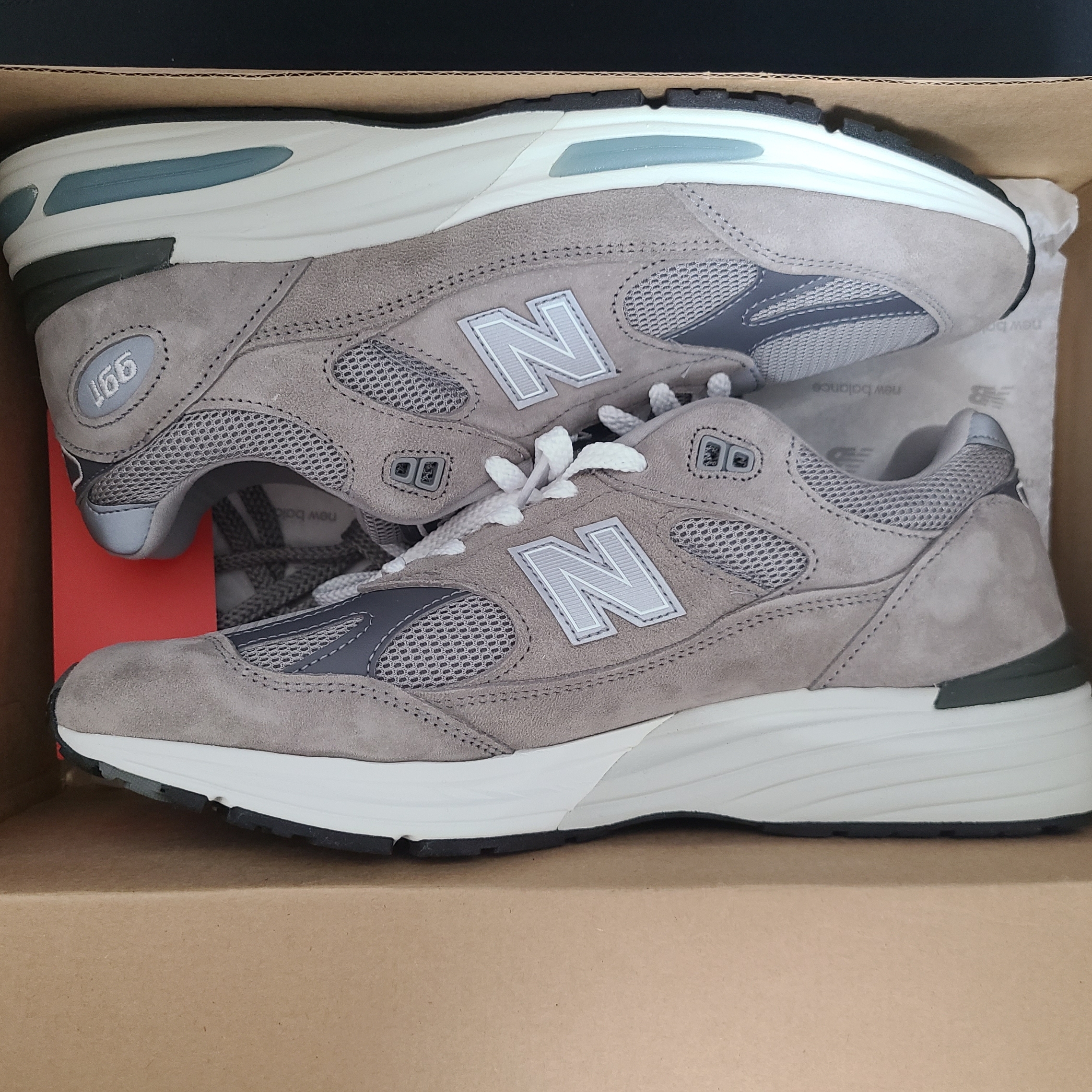 New Balance 991v2 Made in UK Rock Ridge Alloy Silver 착용 스타일 - 1