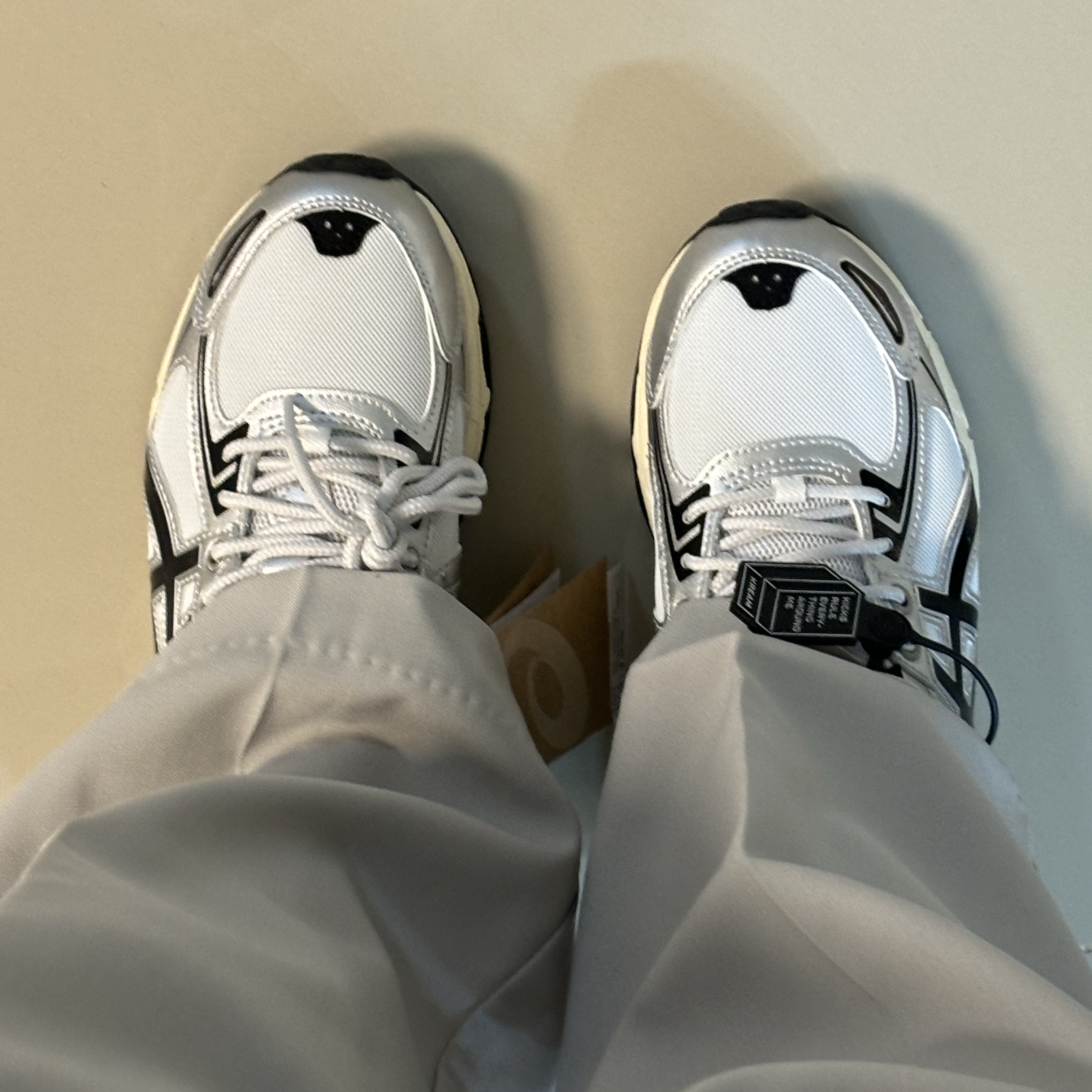 Asics Gel-Venture 6 White Black 착용 스타일 - 2
