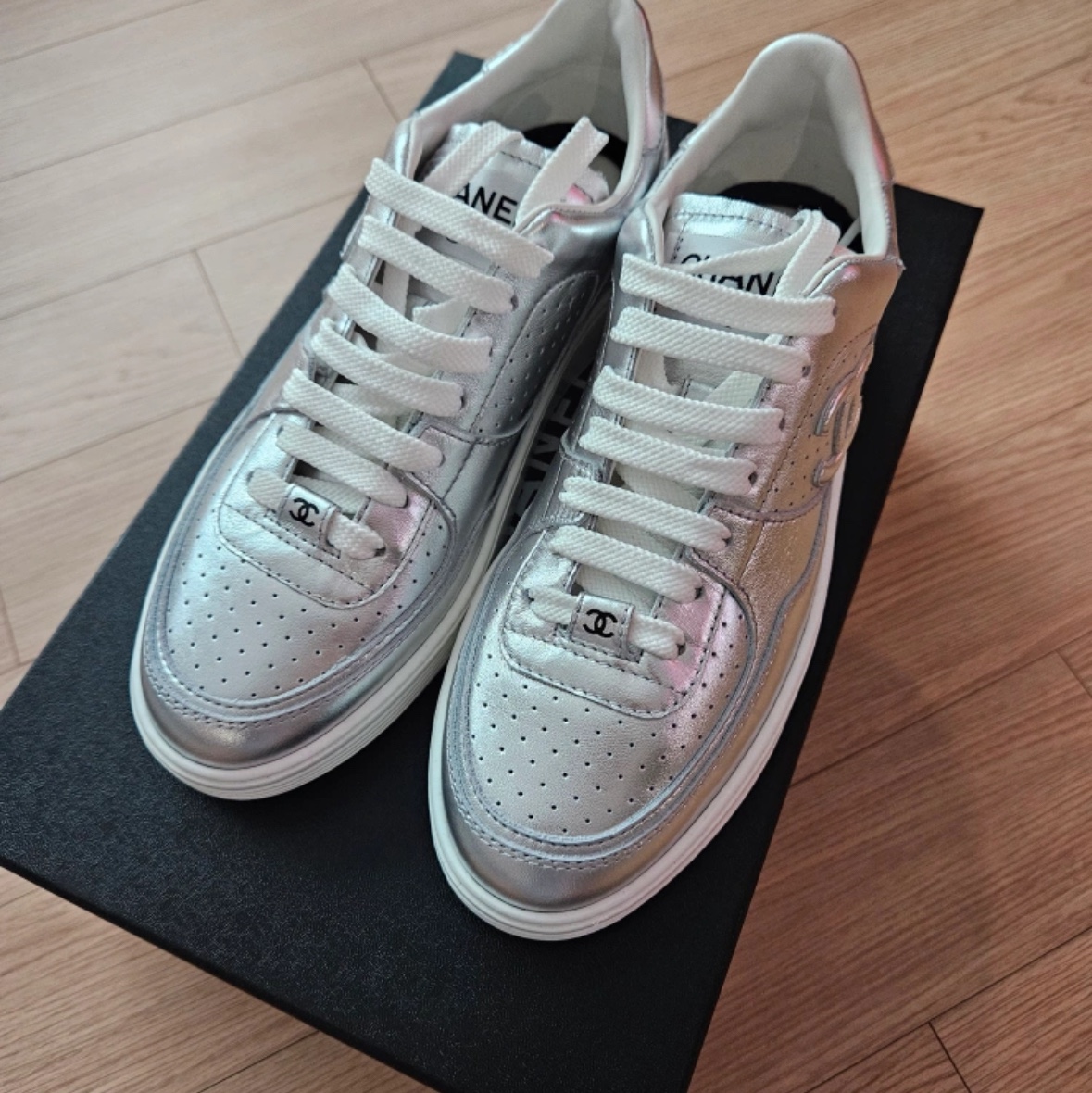 (W) Chanel Sneakers Laminated Calfskin & Silver White 착용 스타일