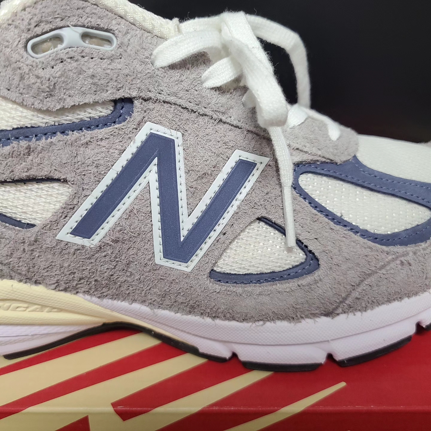 New Balance 990v4 Made in USA Gray Suede 착용 스타일 - 7