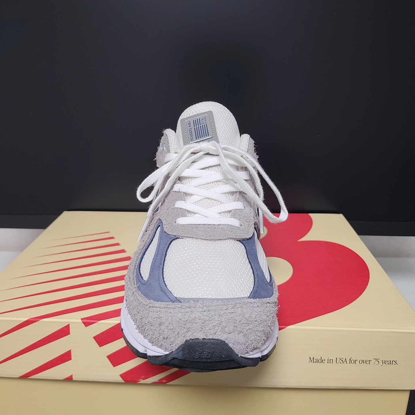 New Balance 990v4 Made in USA Gray Suede 착용 스타일 - 3