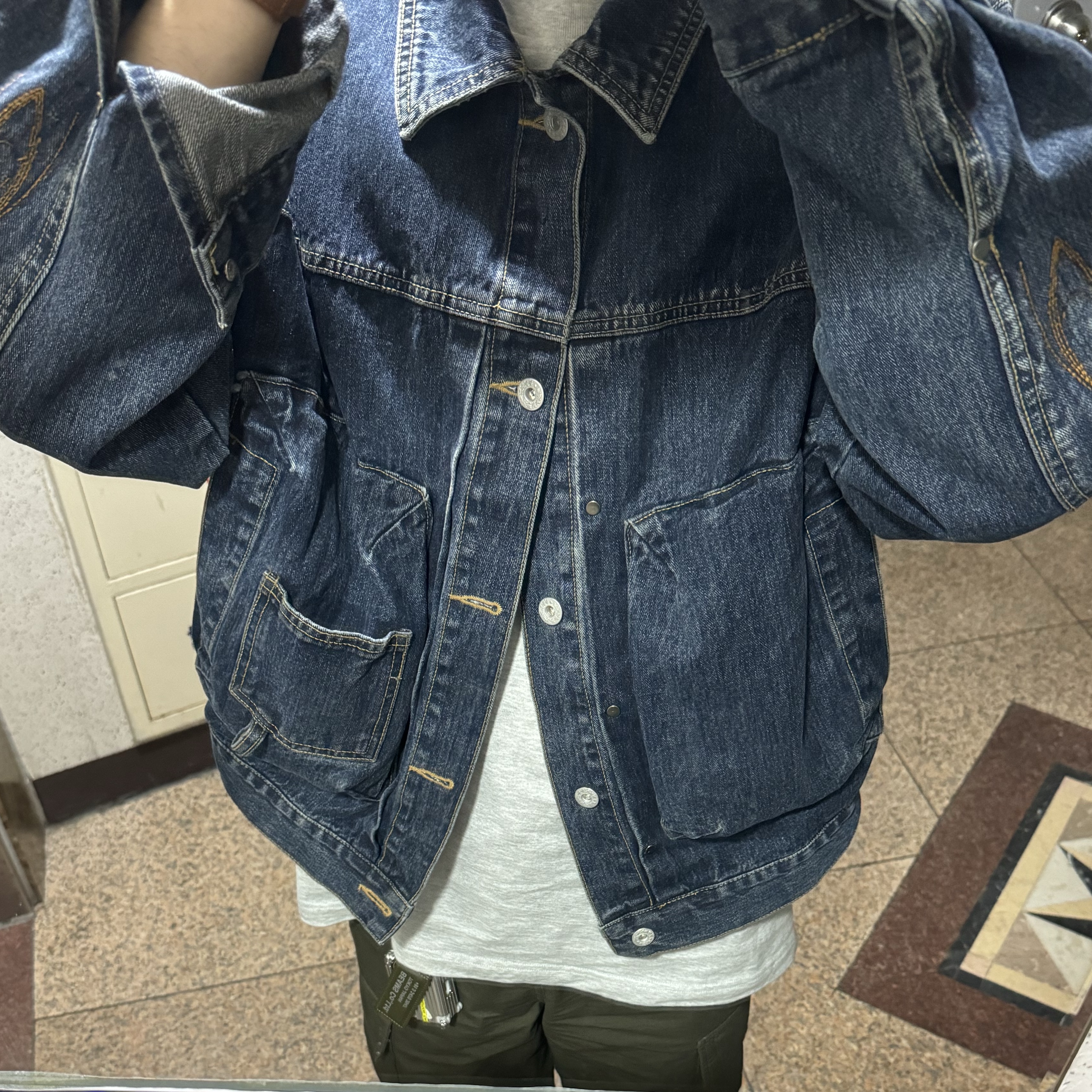 Karactor Bleach Dyeing Trucker Jacket Vintage Indigo, Palace Gassy T-Shirt Grey Marl - 24SS 착용 스타일