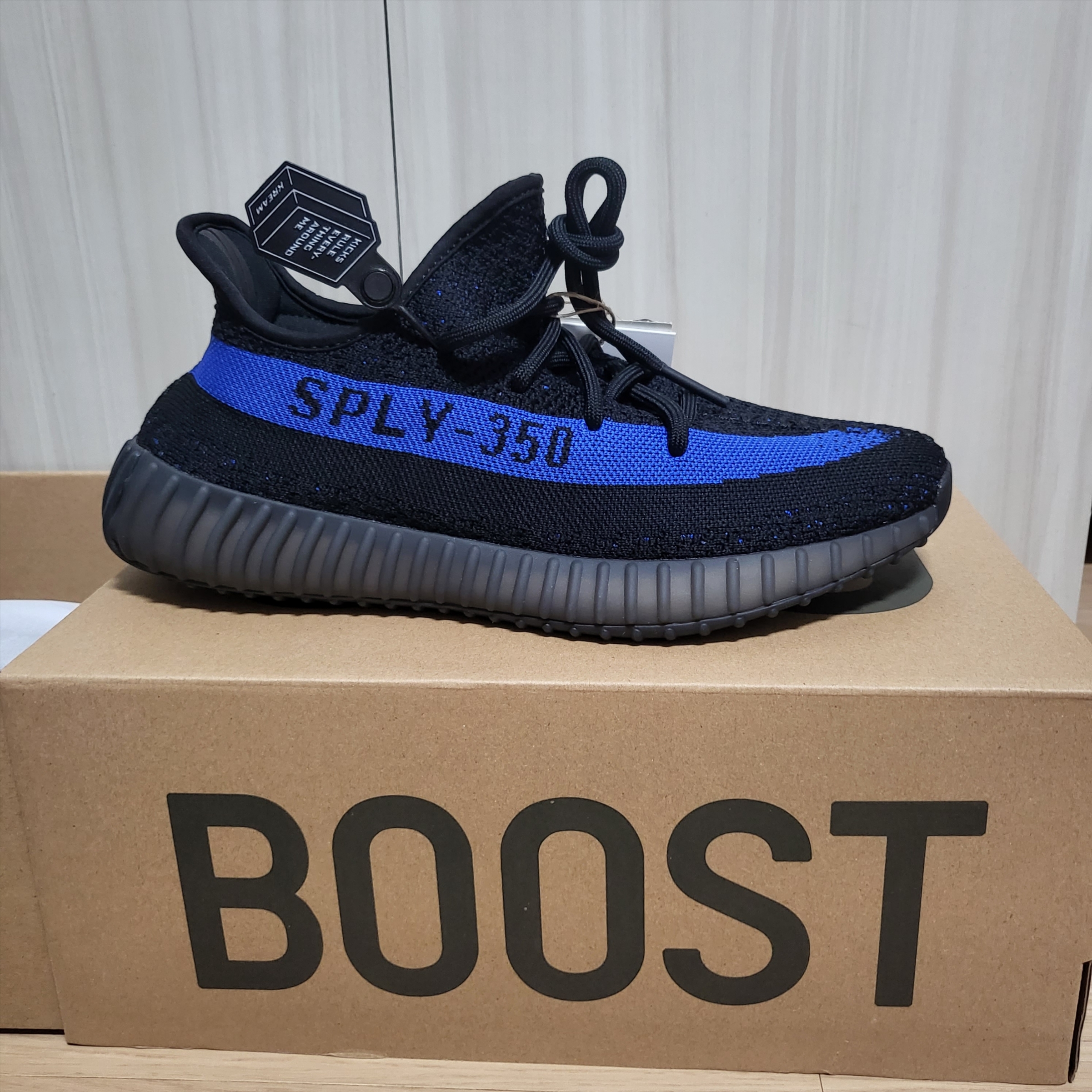 Adidas Yeezy Boost 350 V2 Dazzling Blue 착용 스타일