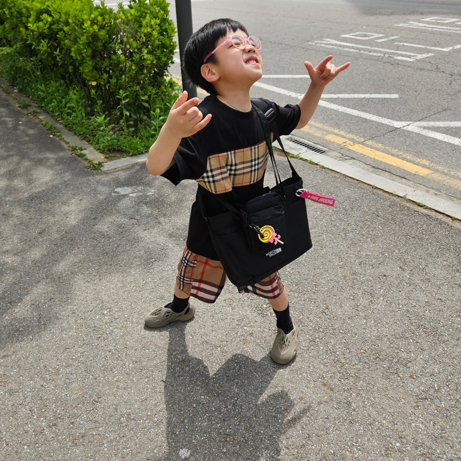 (Kids) Burberry Contrast Check Mesh Shorts Archive Beige, (Kids) Burberry Vintage Check Panel Cotton T-Shirt Black 착용 스타일 - 1