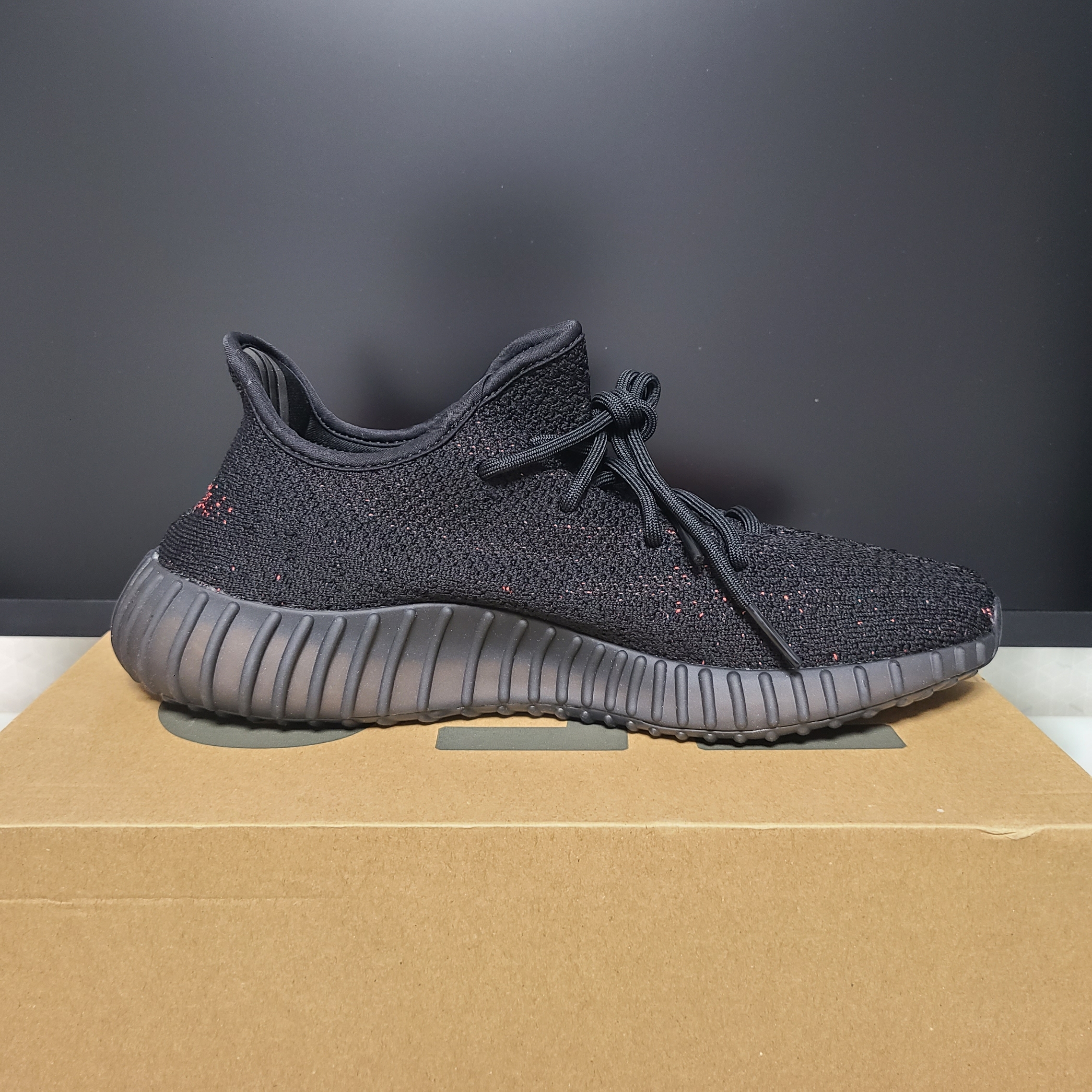 Adidas Yeezy Boost 350 V2 Core Black Red 2022/2023 착용 스타일 - 3