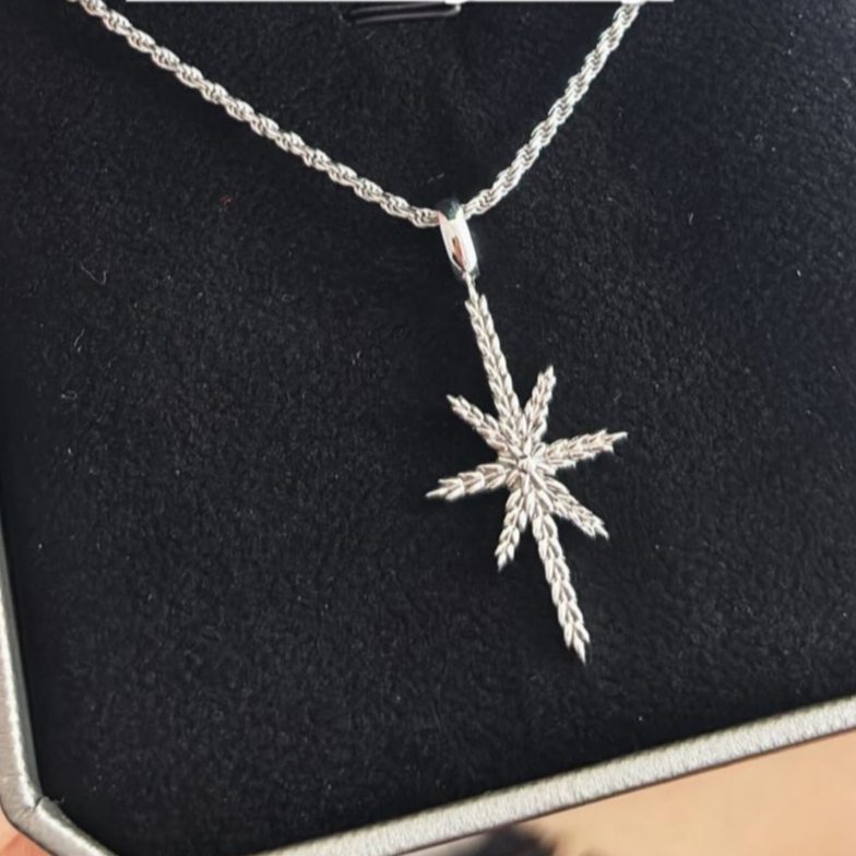 [KREAM 단독 / 프리오더] KID MIILI x DAVID AVLN Glacier Diamond Pendant 착용 스타일