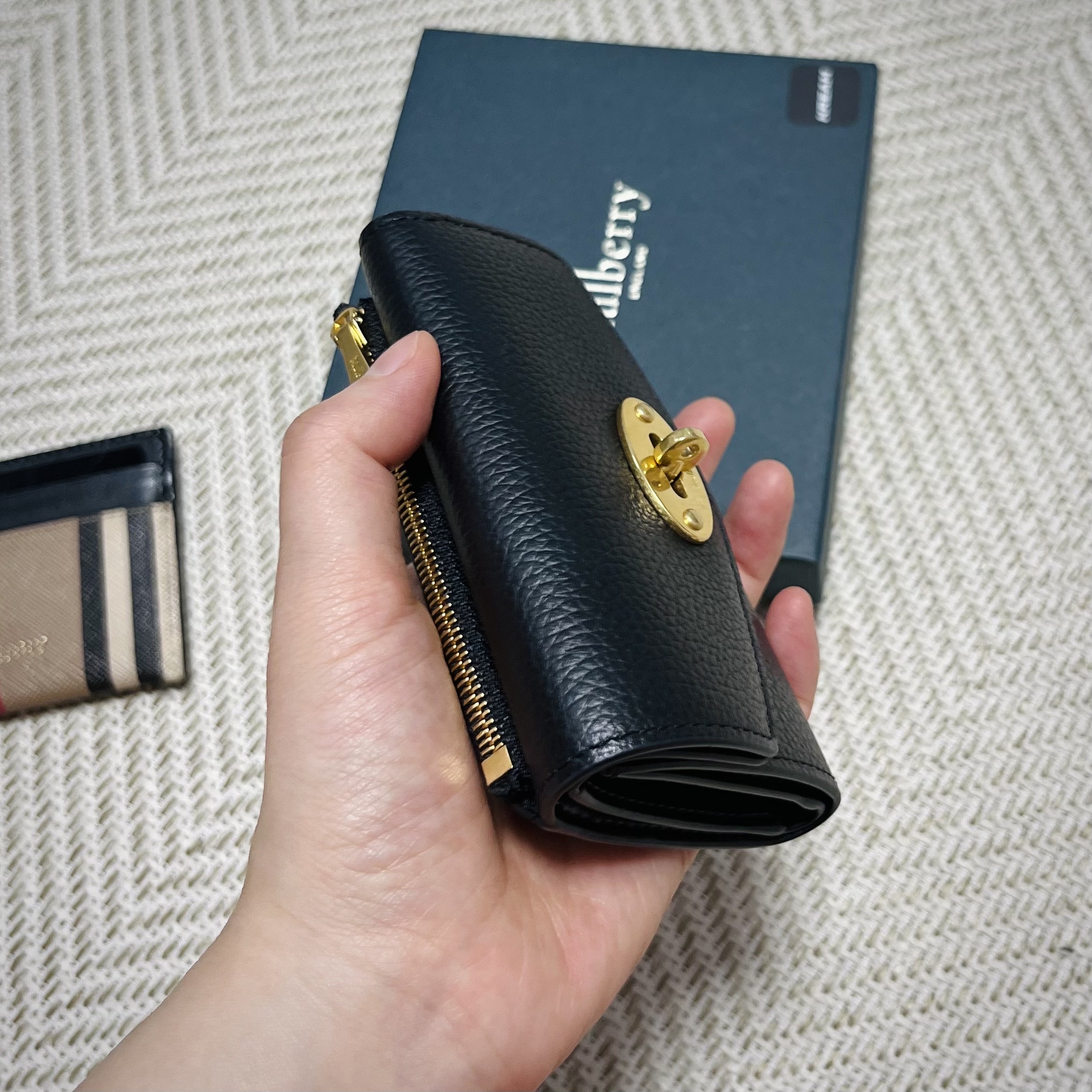 Mulberry Small Classic Grain Darley Folded Multi Card Wallet Black, Burberry Icon Stripe Leather Card Case Archive Beige 착용 스타일 - 5