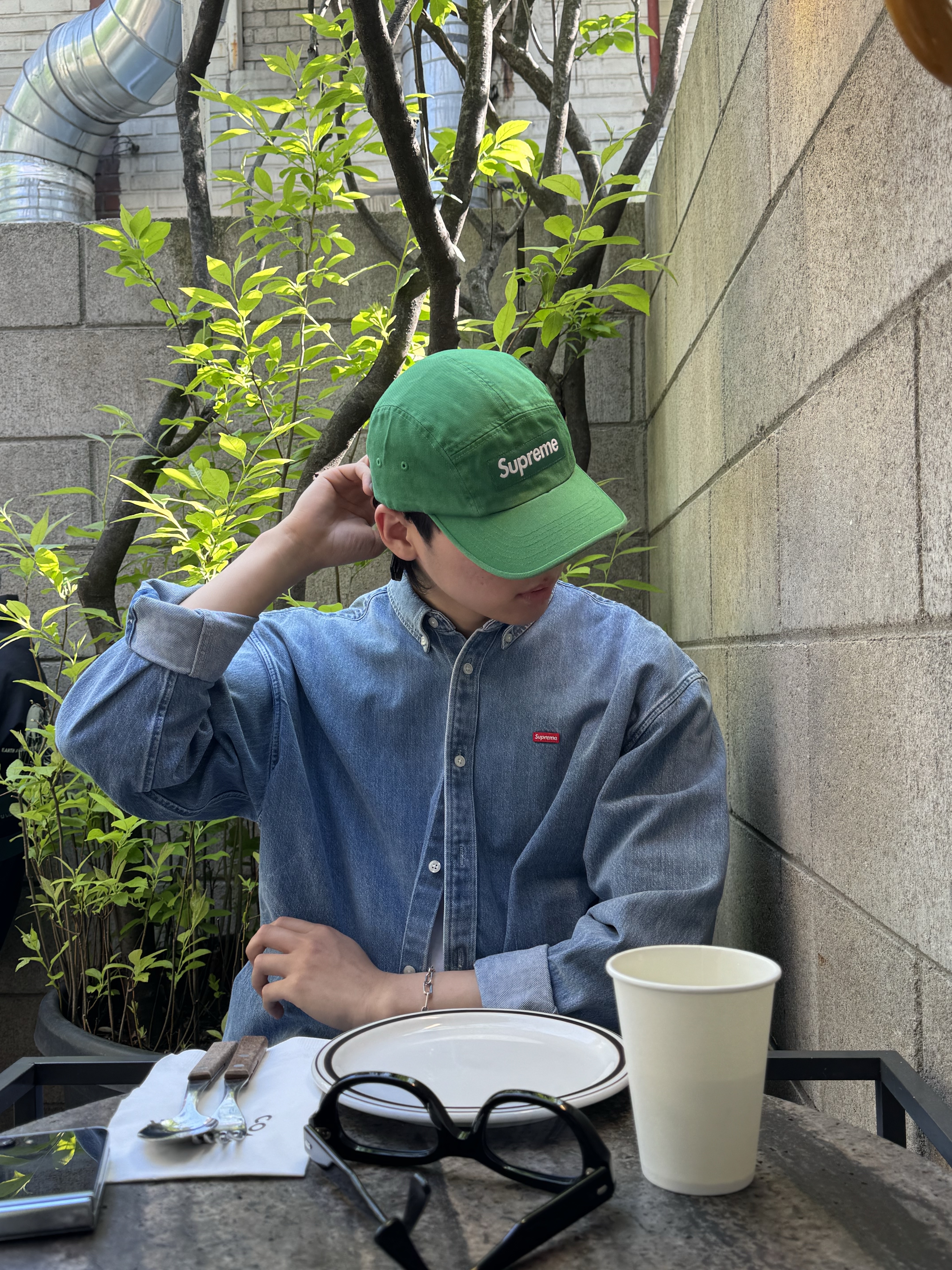 Supreme Washed Chino Twill Camp Cap Green - 22FW, Supreme Small Box Shirt Denim - 23FW 착용 스타일