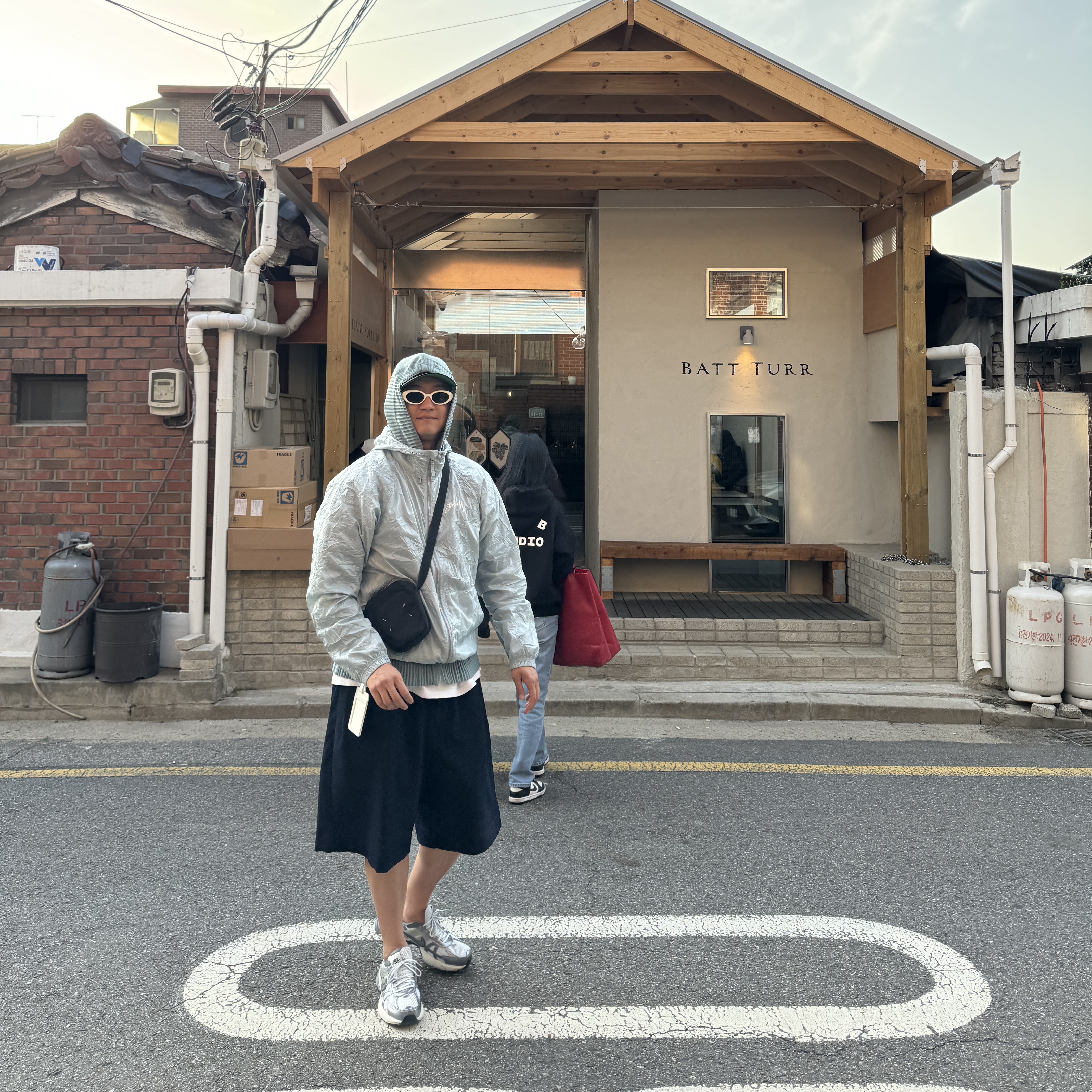 Nike V2K Run Pure Platinum Wolf Grey, Stussy Beach Shell Wrinkled Nylon Jacket Slate 착용 스타일 - 1