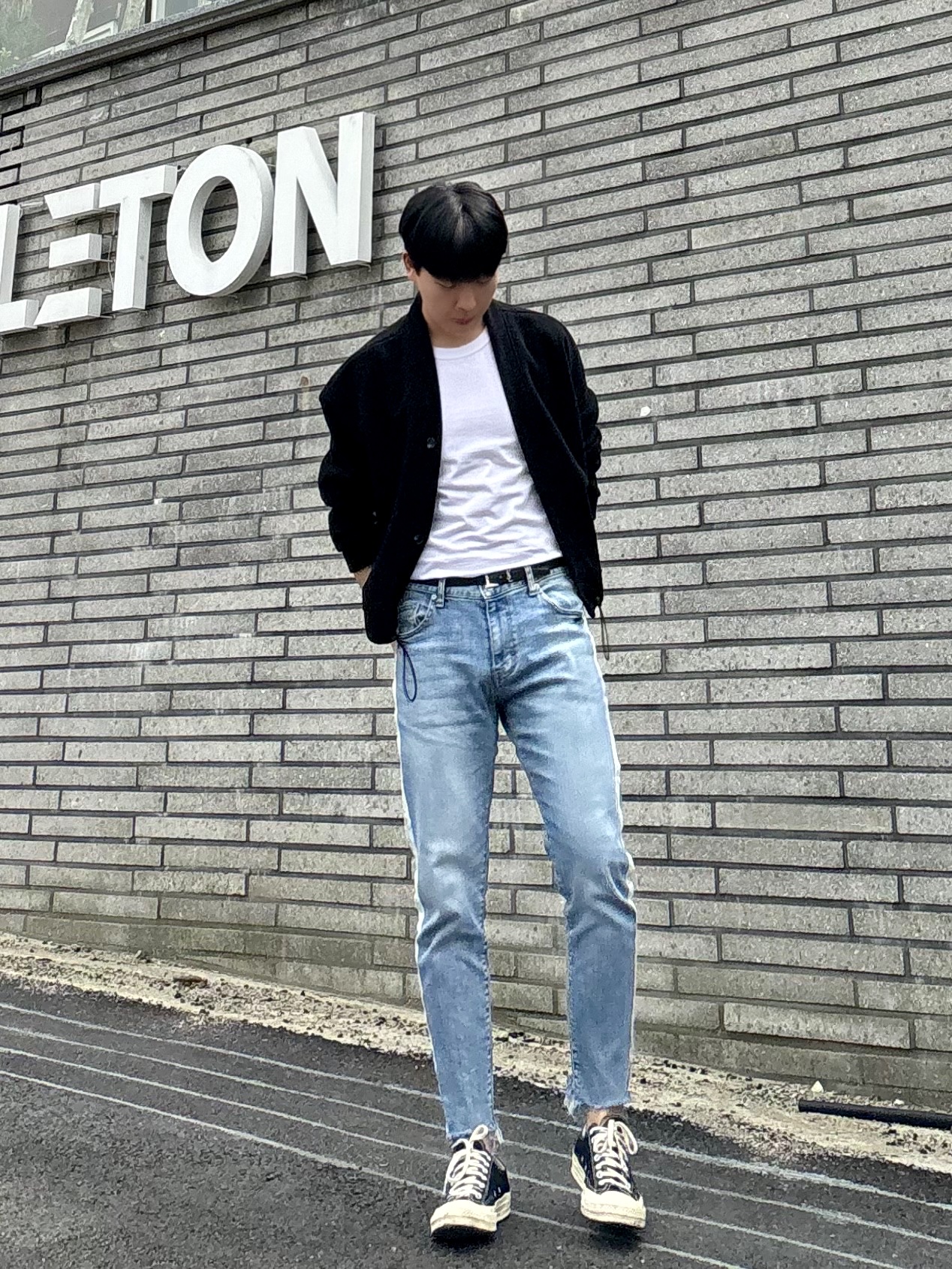 Converse x Play Comme des Garcons Chuck 70 Ox Black, Saint Laurent Grained Leather Silver Monogram Belt Black 착용 스타일 - 2