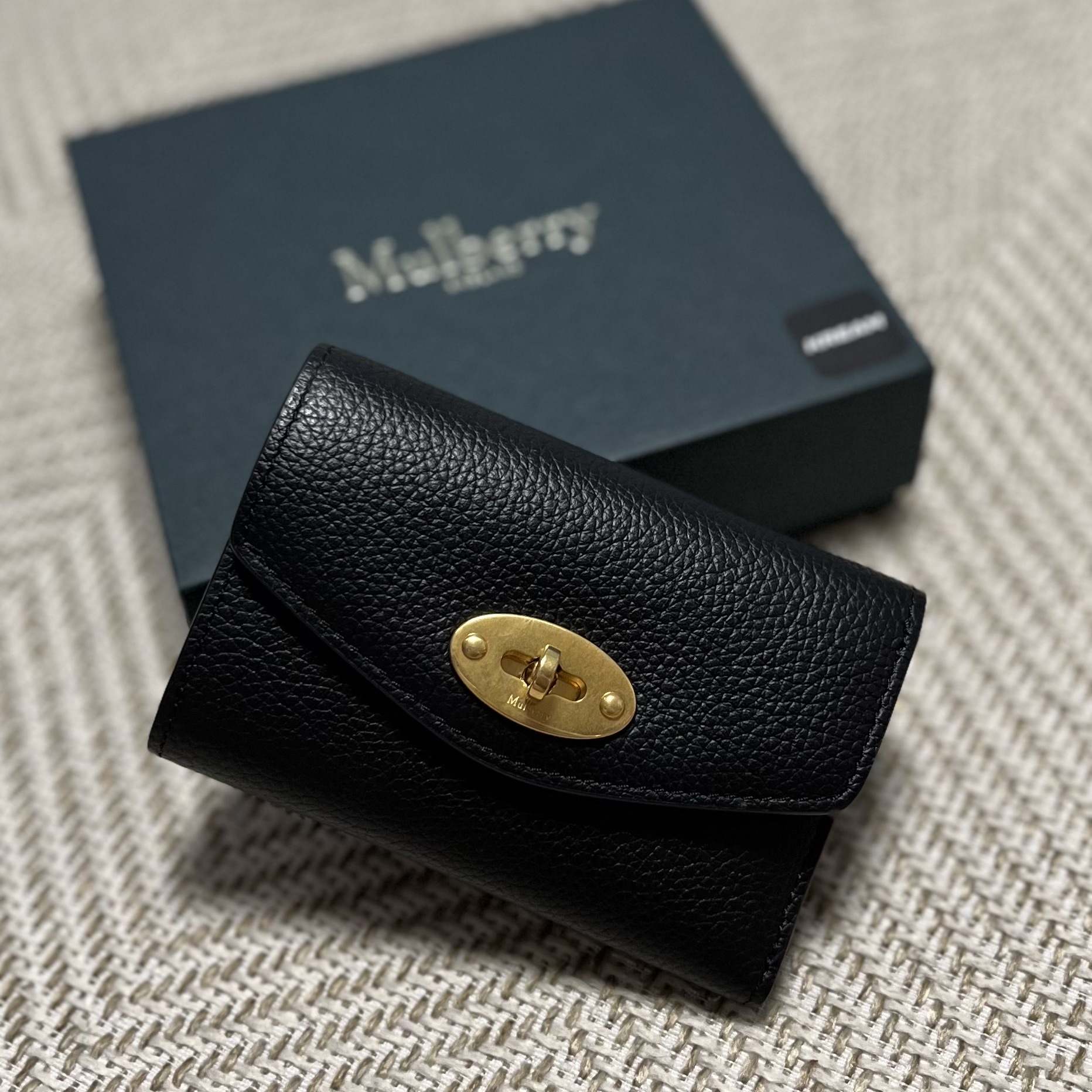 Mulberry Small Classic Grain Darley Folded Multi Card Wallet Black, Burberry Icon Stripe Leather Card Case Archive Beige 착용 스타일 - 2