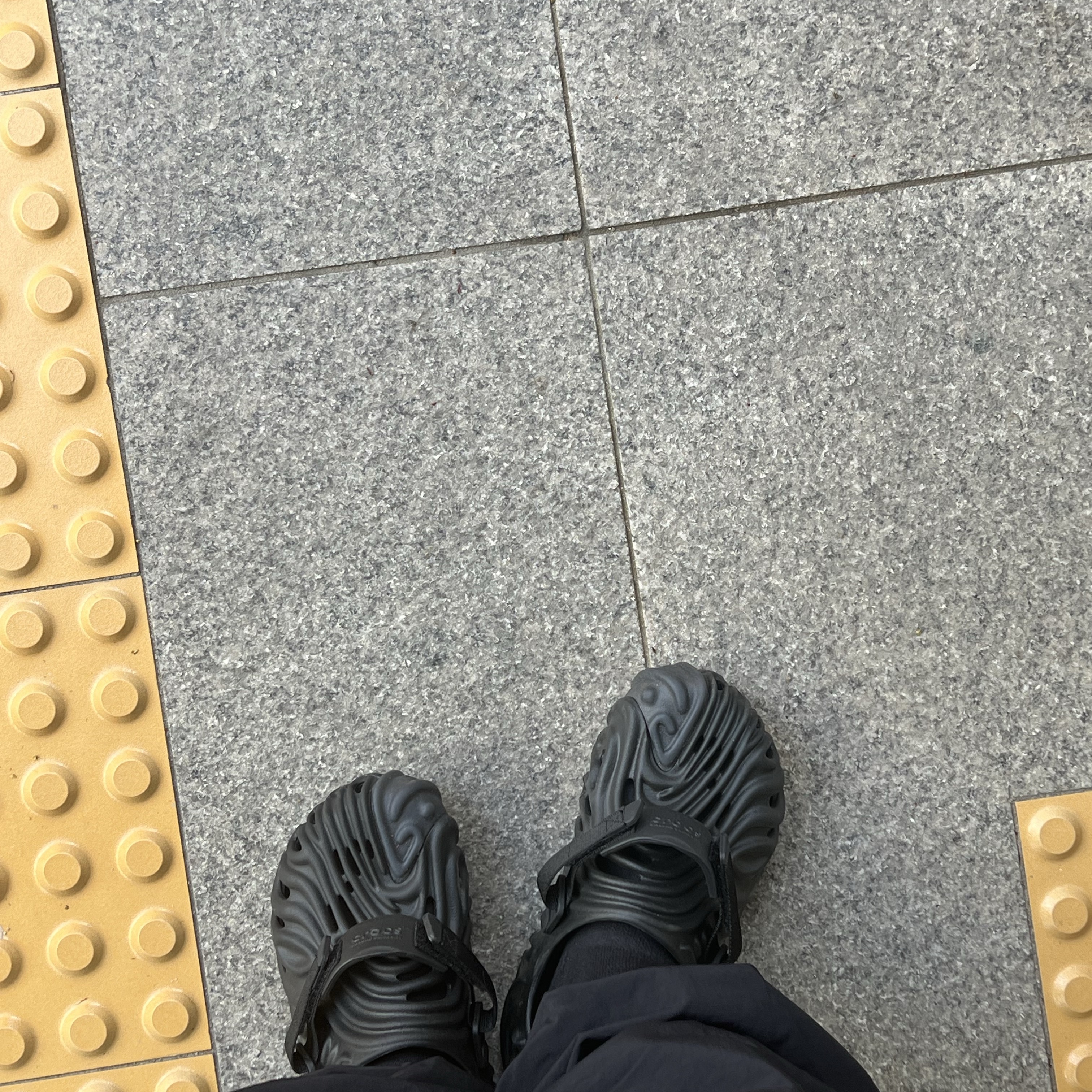 Crocs x Salehe Bembury Pollex Clog Sasquatch 착용 스타일 - 2