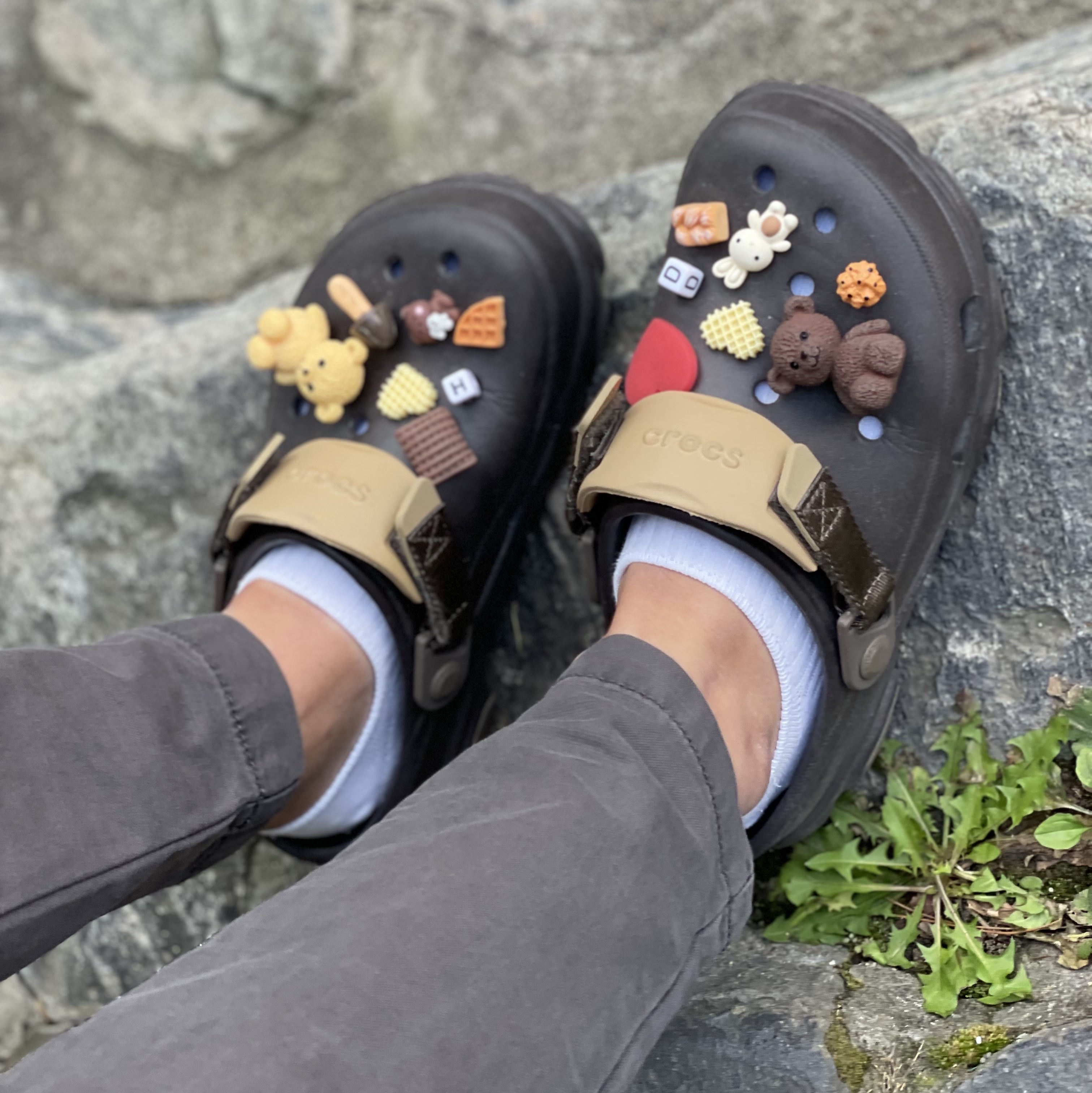 Crocs All Terrain Clog Espresso 착용 스타일