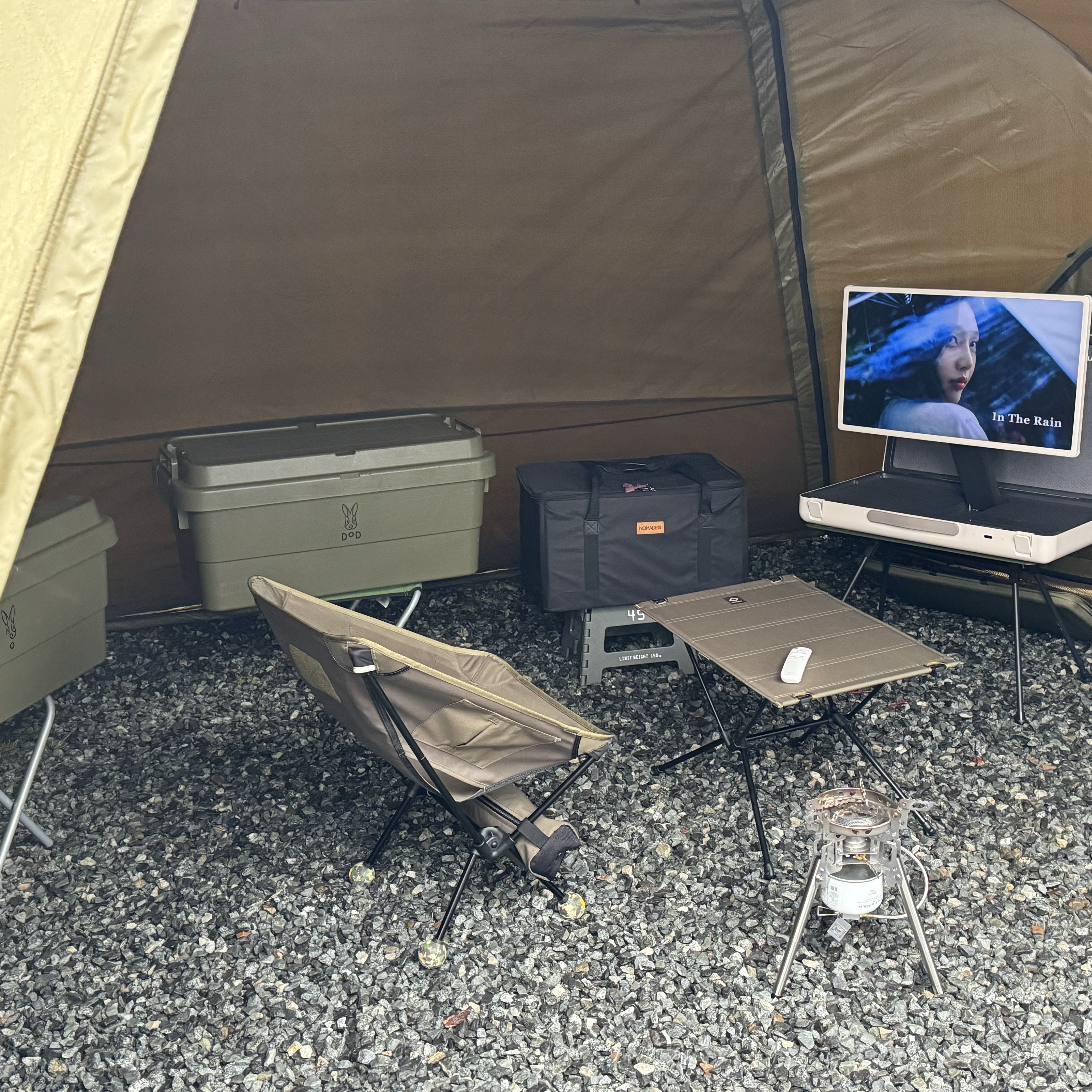 Helinox Tactical V-Tarp 4.0 R1 Coyote Tan, Helinox Tactical Table M Military Olive 착용 스타일 - 2