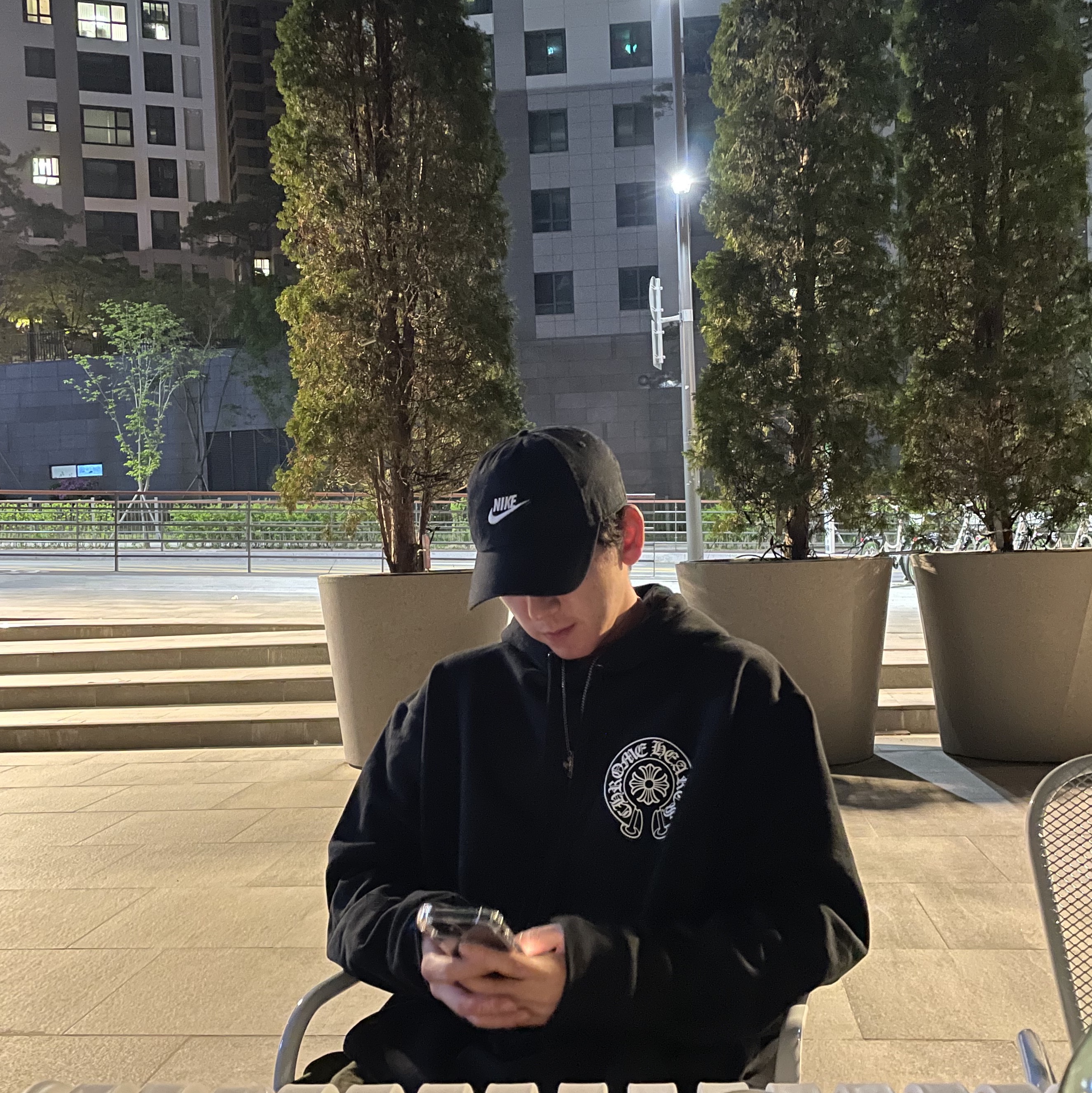 Chrome Hearts Horseshoe Hoodie Black - Tokyo Exclusive 착용 스타일 - 1