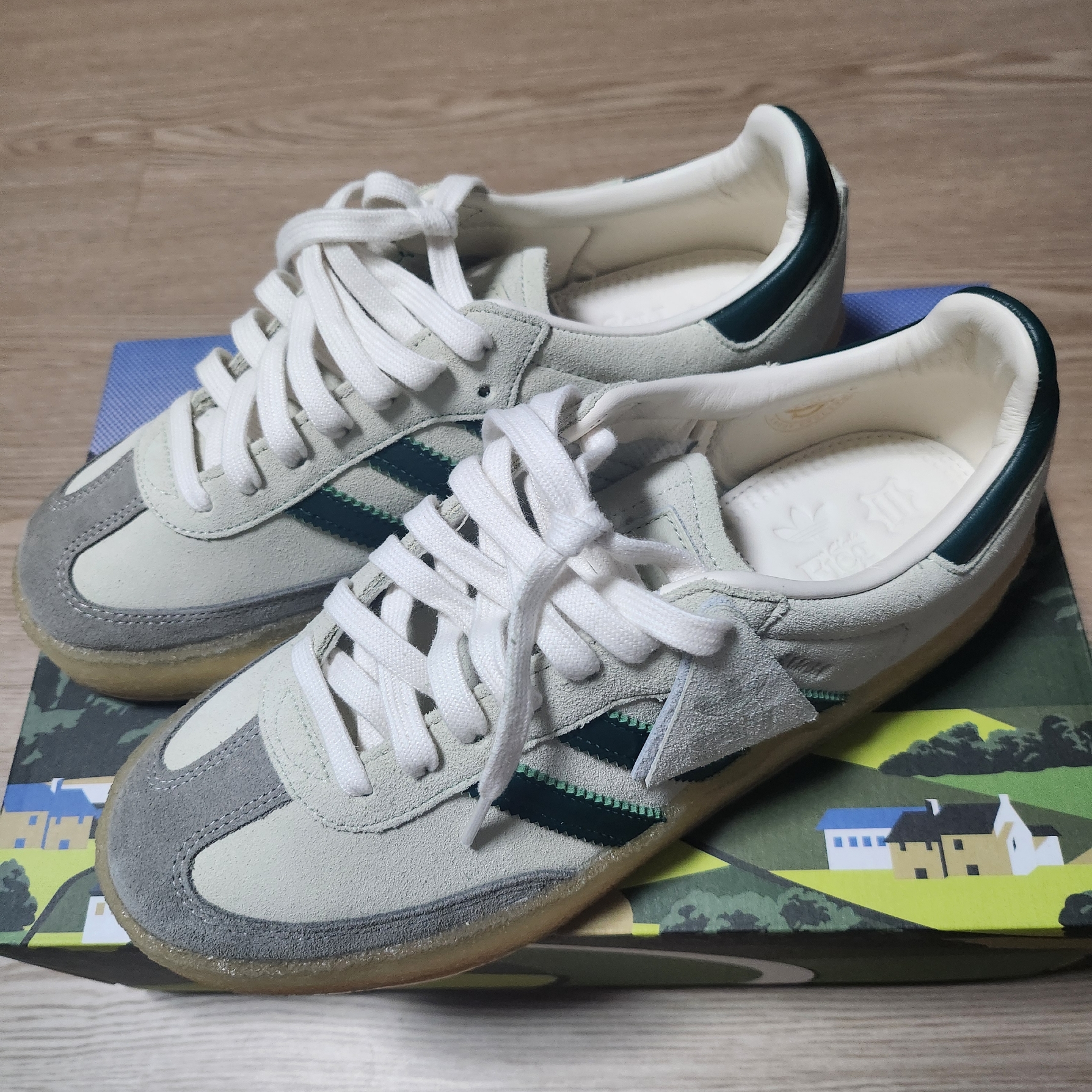 Adidas x Clarks x Ronnie Fieg 8th Street Samba Chalk White Green 착용 스타일 - 1