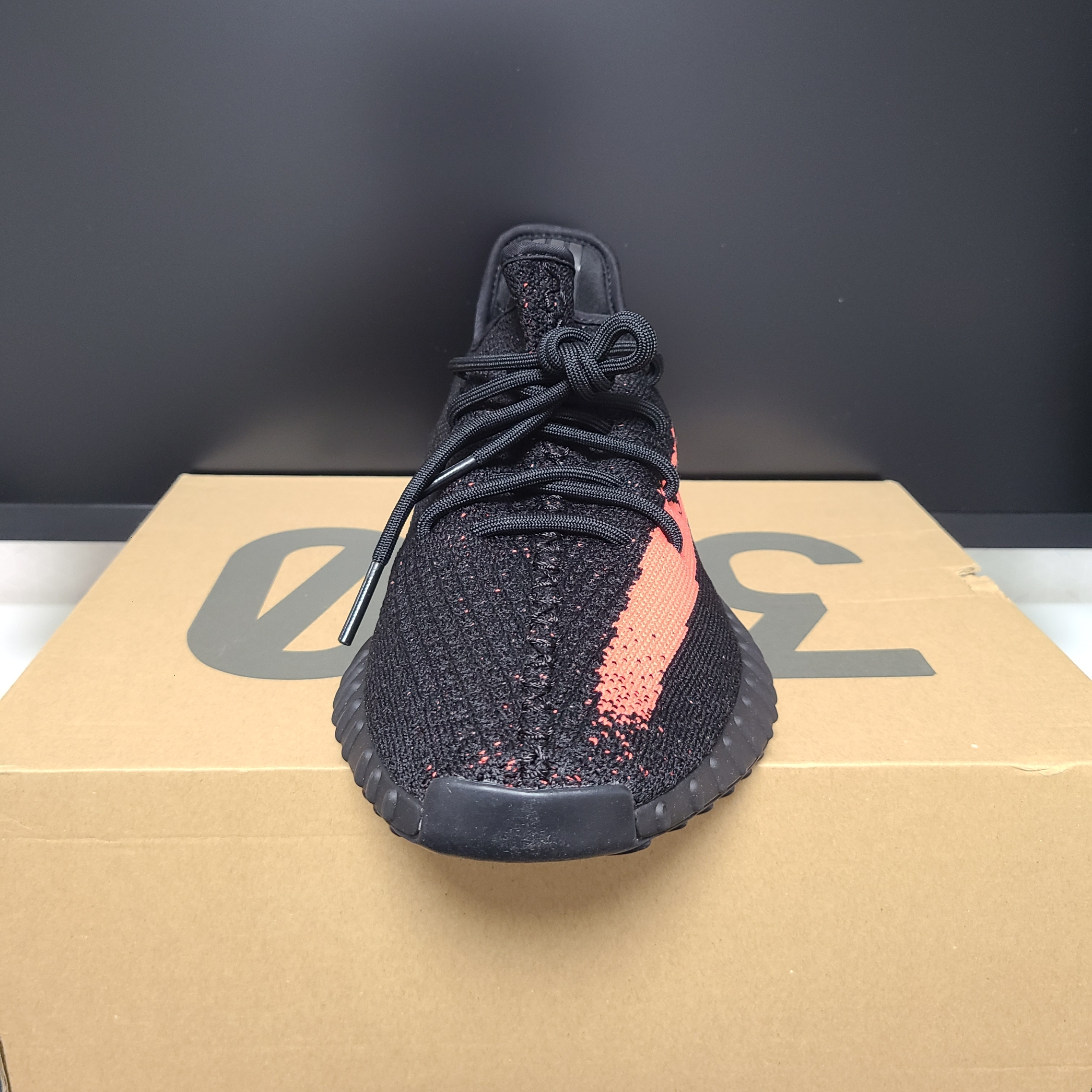 Adidas Yeezy Boost 350 V2 Core Black Red 2022/2023 착용 스타일 - 2