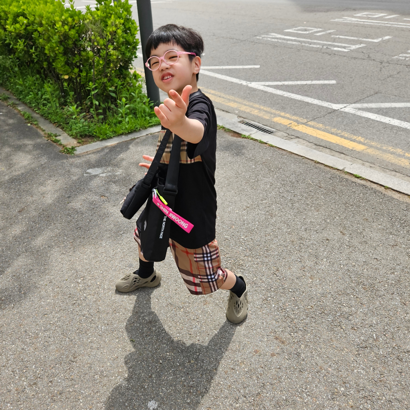 (Kids) Burberry Contrast Check Mesh Shorts Archive Beige, (Kids) Burberry Vintage Check Panel Cotton T-Shirt Black 착용 스타일 - 2