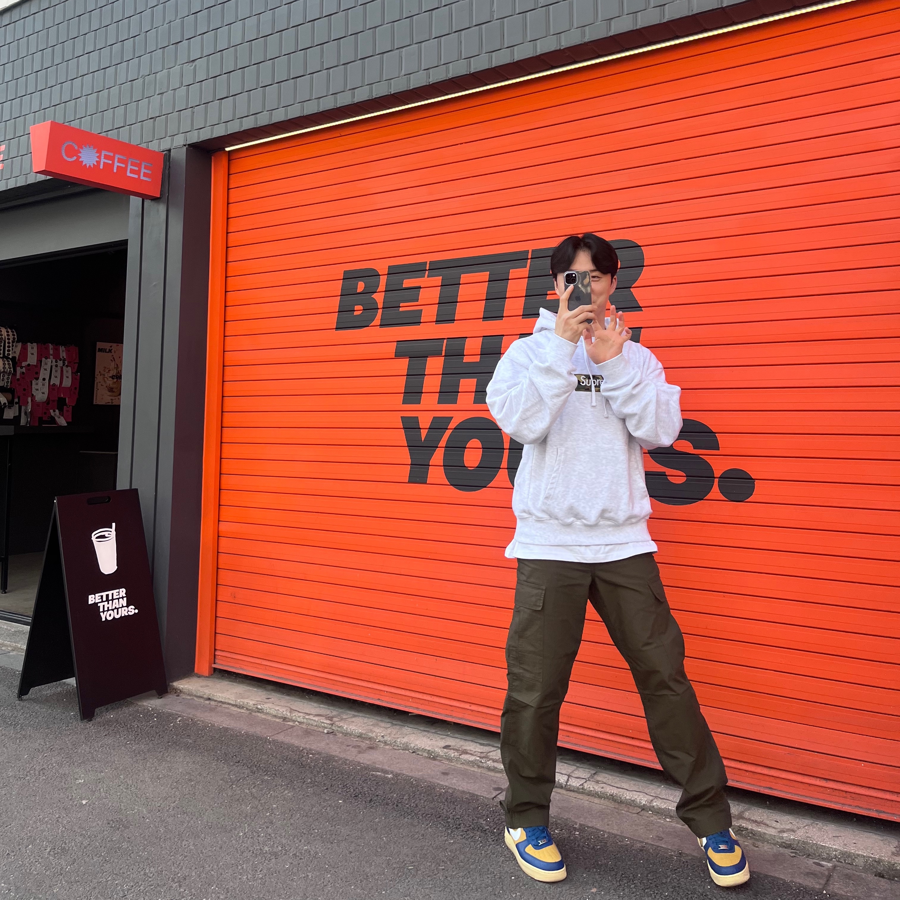Supreme Box Logo Hooded Sweatshirt Ash Grey - 23FW, Nike x Undefeated Air Force 1 Low SP 5 On It Court Blue 착용 스타일 - 2