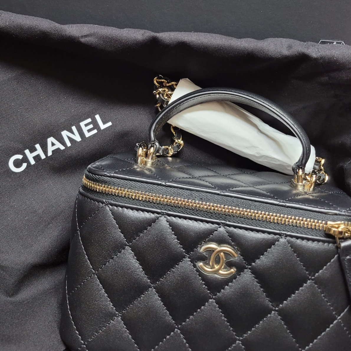 Chanel Vanity With Chain Lambskin & Gold Black 착용 스타일
