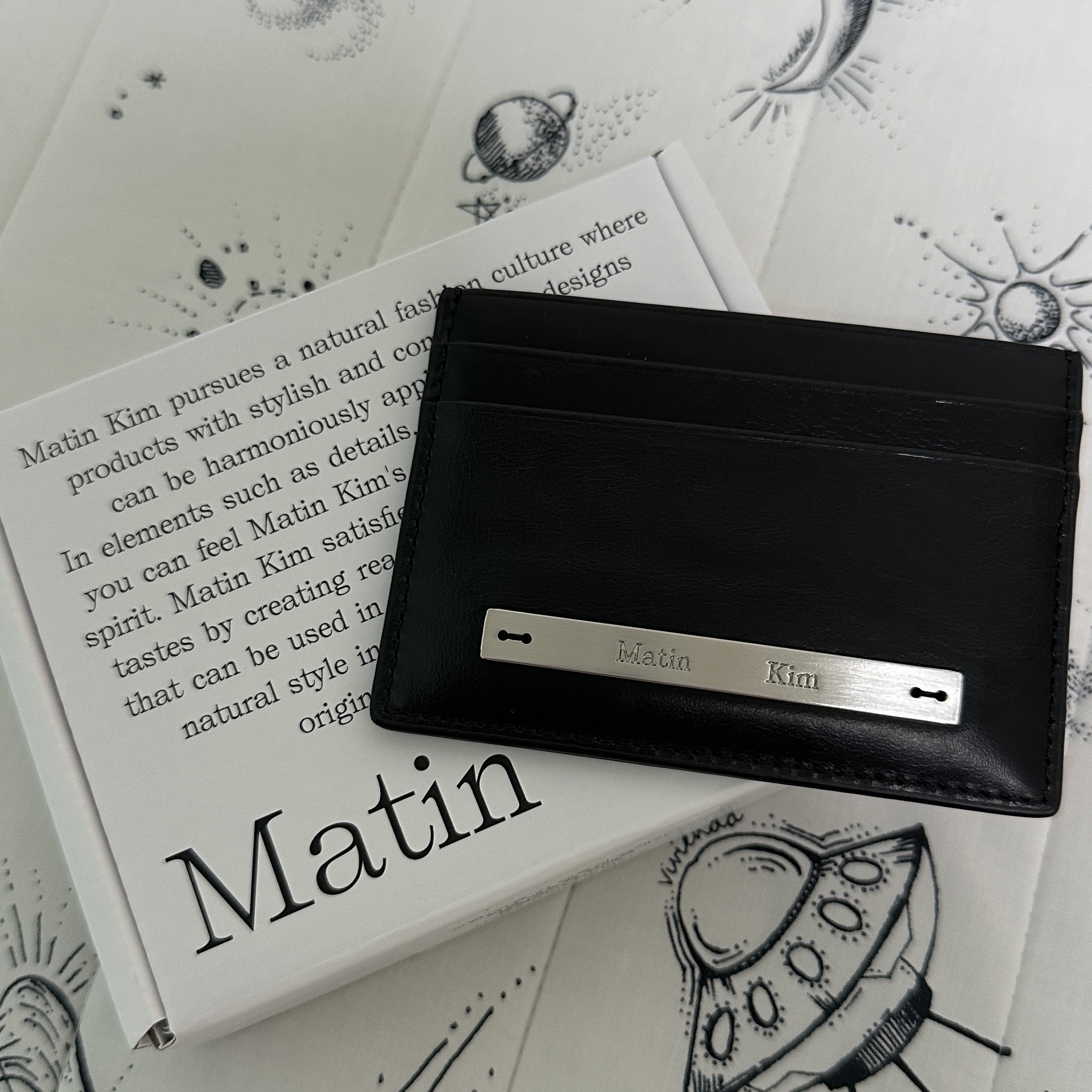 Matin Kim Vintage Card Wallet Black 착용 스타일 - 1