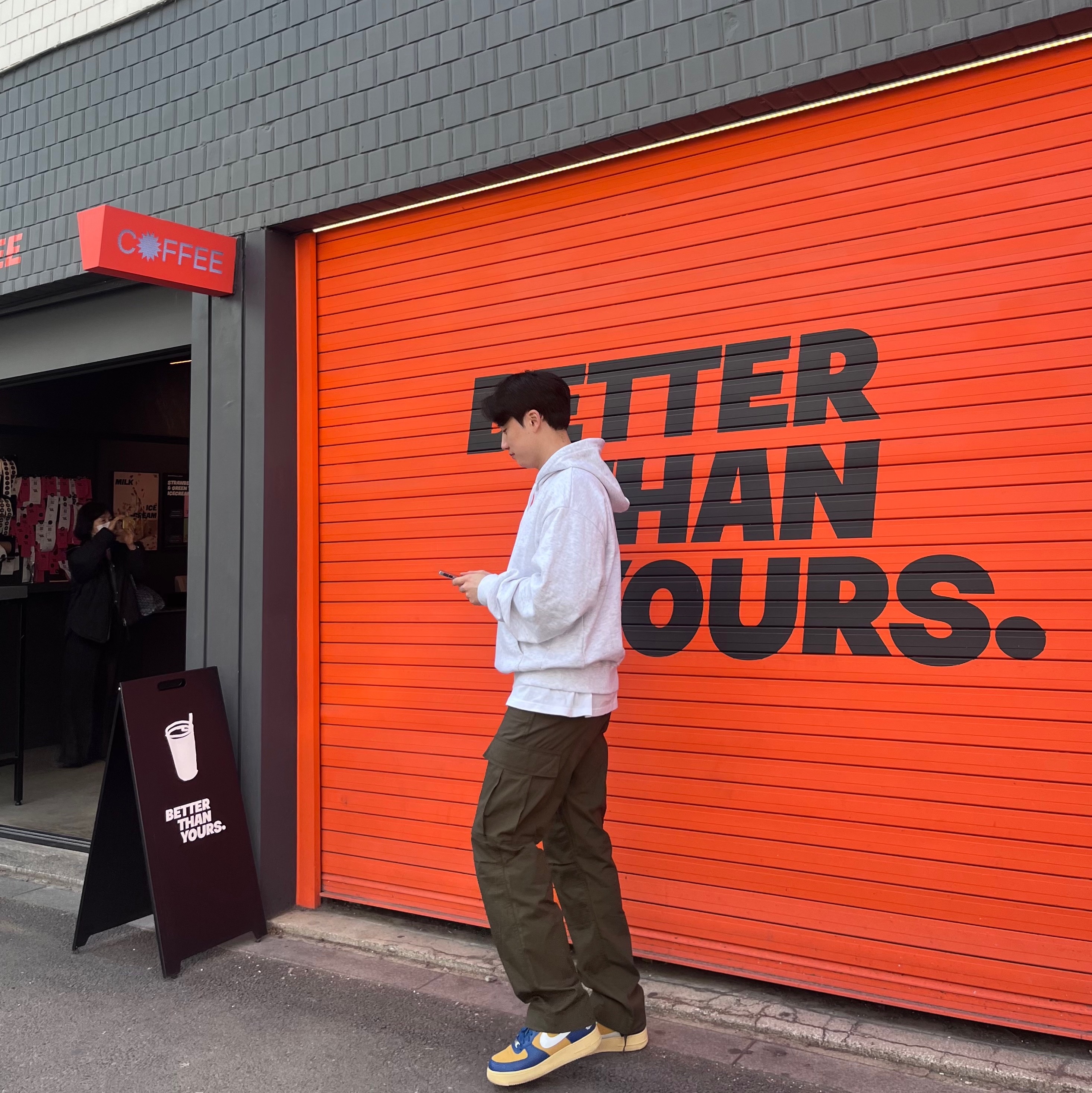 Supreme Box Logo Hooded Sweatshirt Ash Grey - 23FW, Nike x Undefeated Air Force 1 Low SP 5 On It Court Blue 착용 스타일 - 3