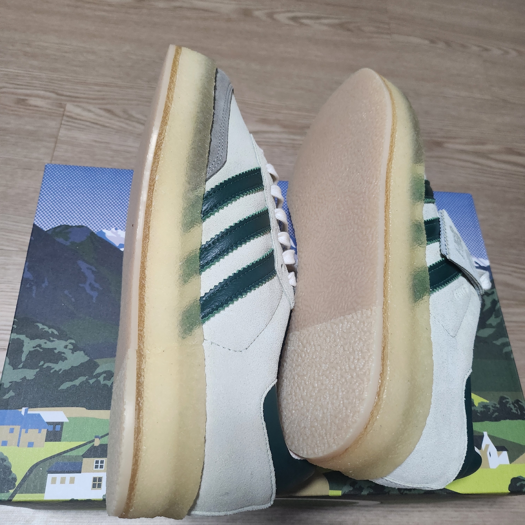 Adidas x Clarks x Ronnie Fieg 8th Street Samba Chalk White Green 착용 스타일 - 3