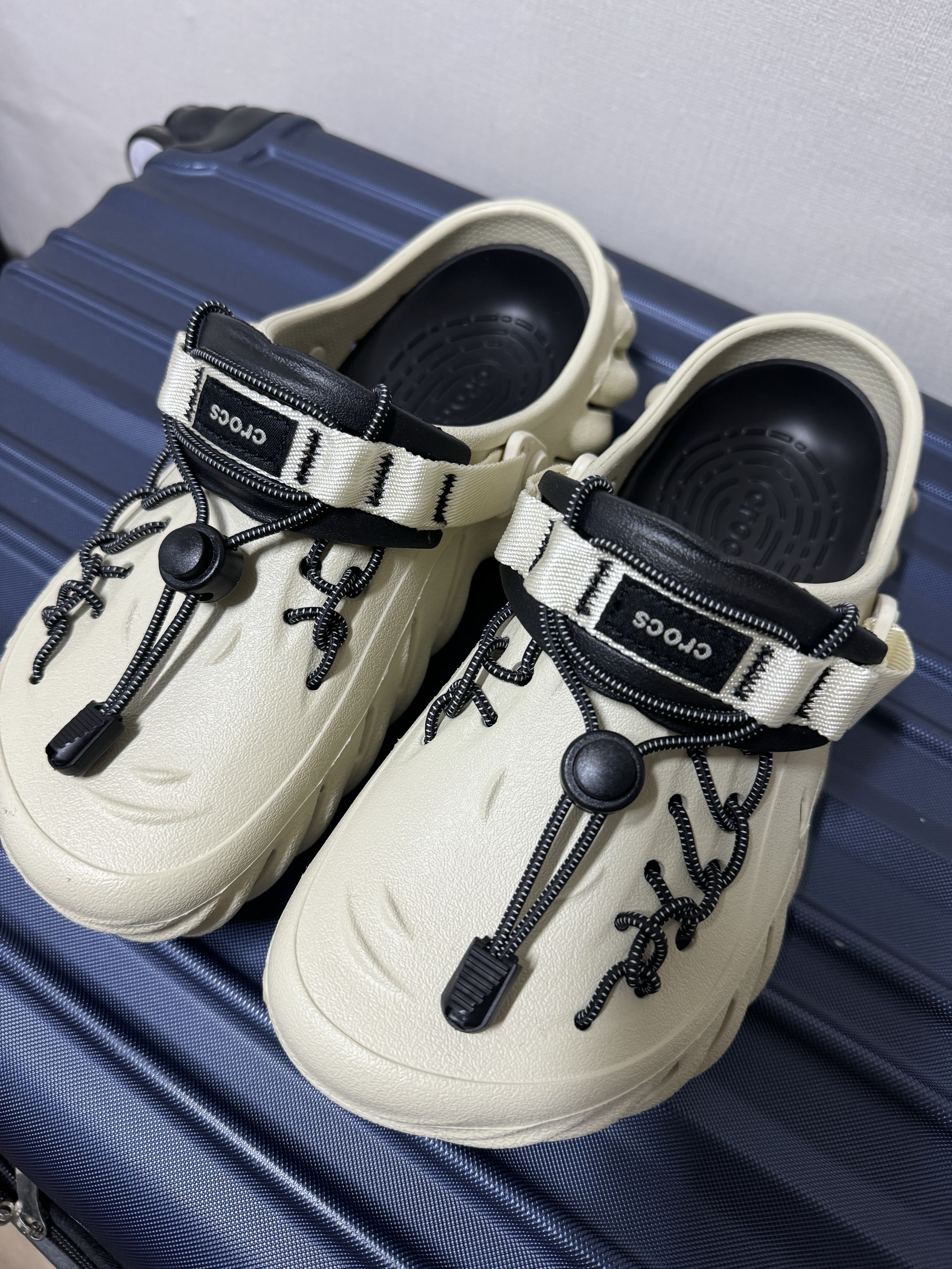 Crocs Echo Clog Bone Black 착용 스타일 - 2