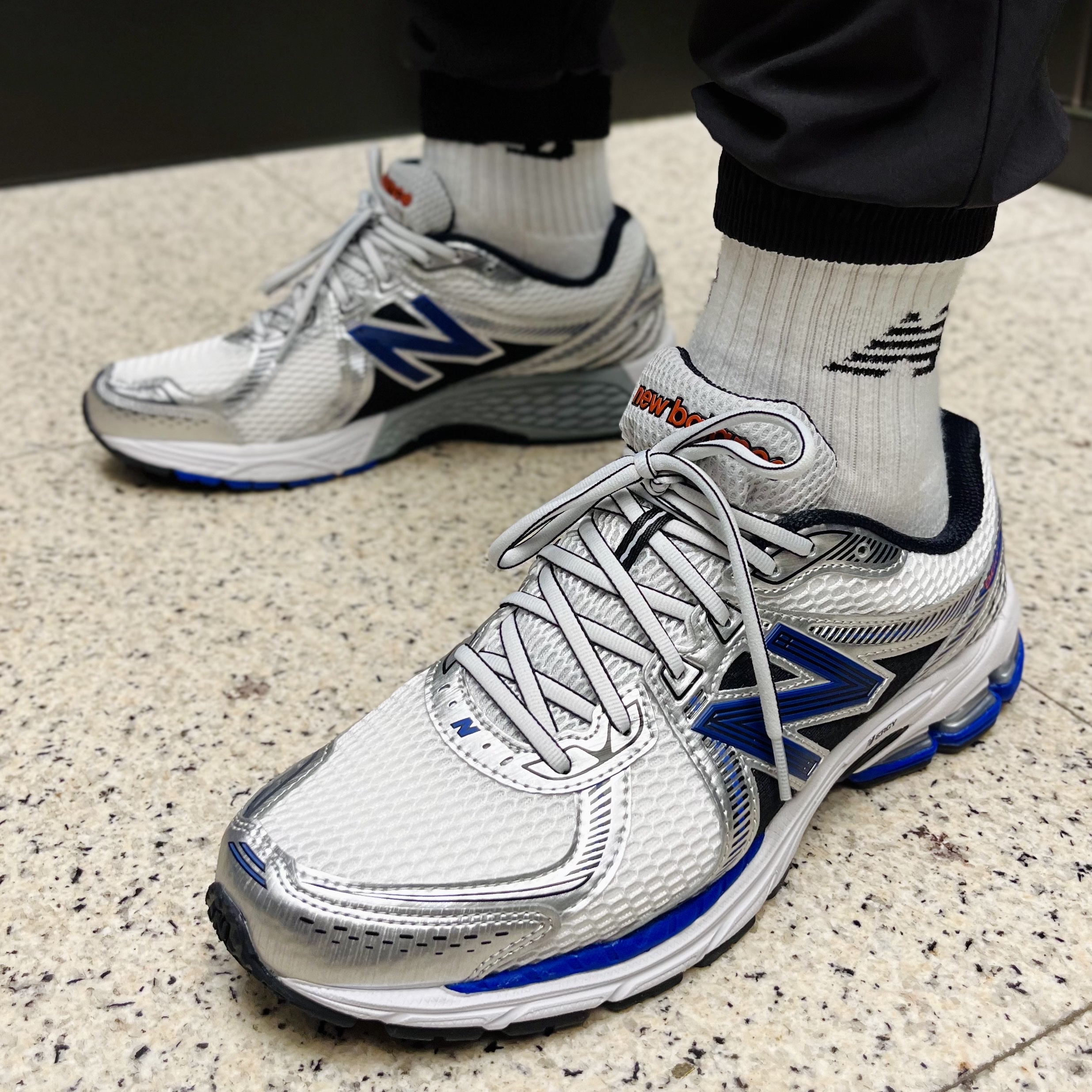 New Balance 860v2 Metallic Silver 착용 스타일